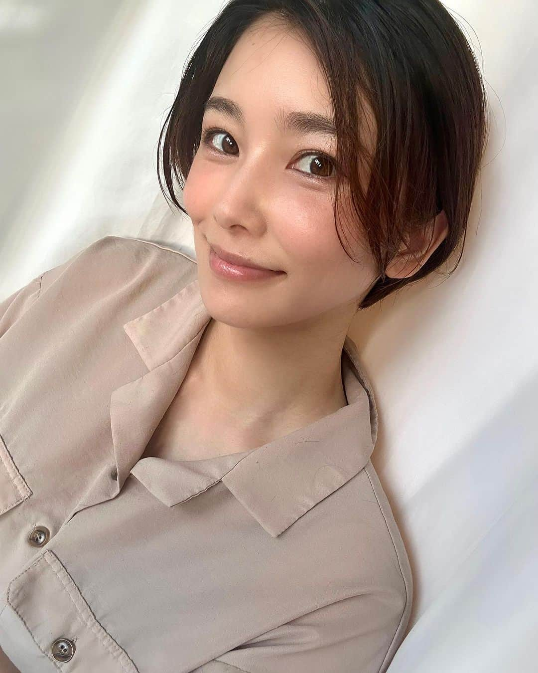 江藤菜摘のインスタグラム：「. またもやバッサリ〜✂️ . . #ショートカット」