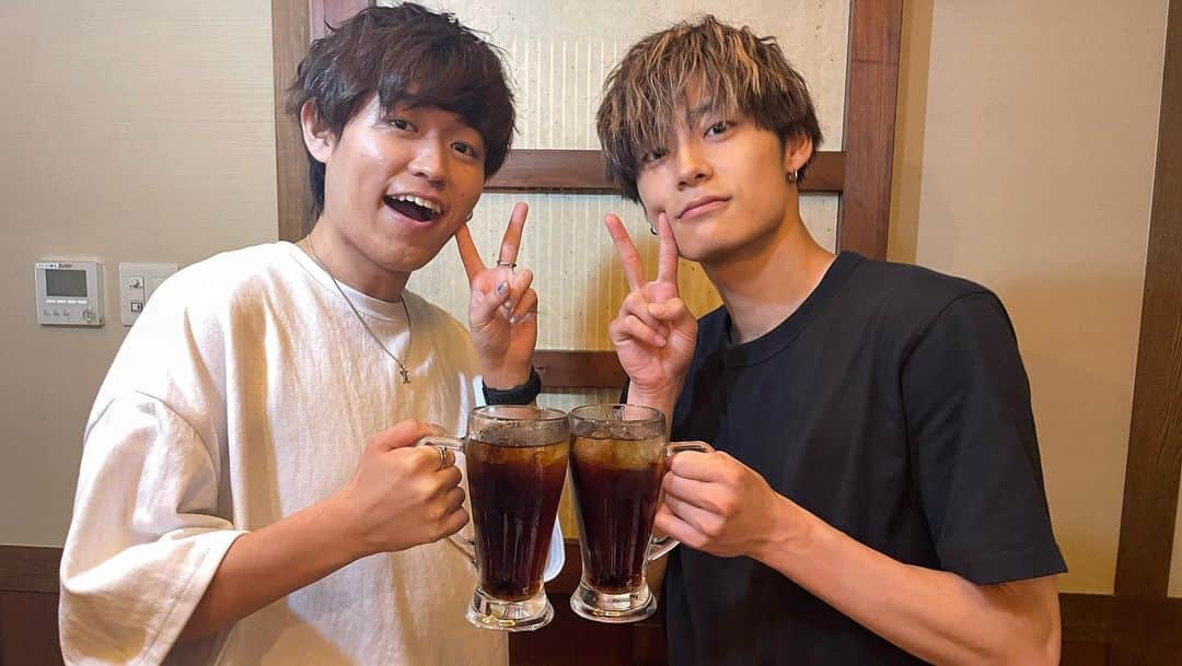 髙松アロハのインスタグラム：「Cheers - Tani Yuuki 君のMVにアロハ参戦しております！ まさかYuuki君とお仕事で 再会できるとは思っていなかったので、めちゃ嬉しいです☺️☺️☺️ ということで2人の激レア映像 📽️📽️ #taniyuuki 君　#髙松アロハ  #cheers #昔は2人で  #踊ってました  #ちっちゃい方が #僕」