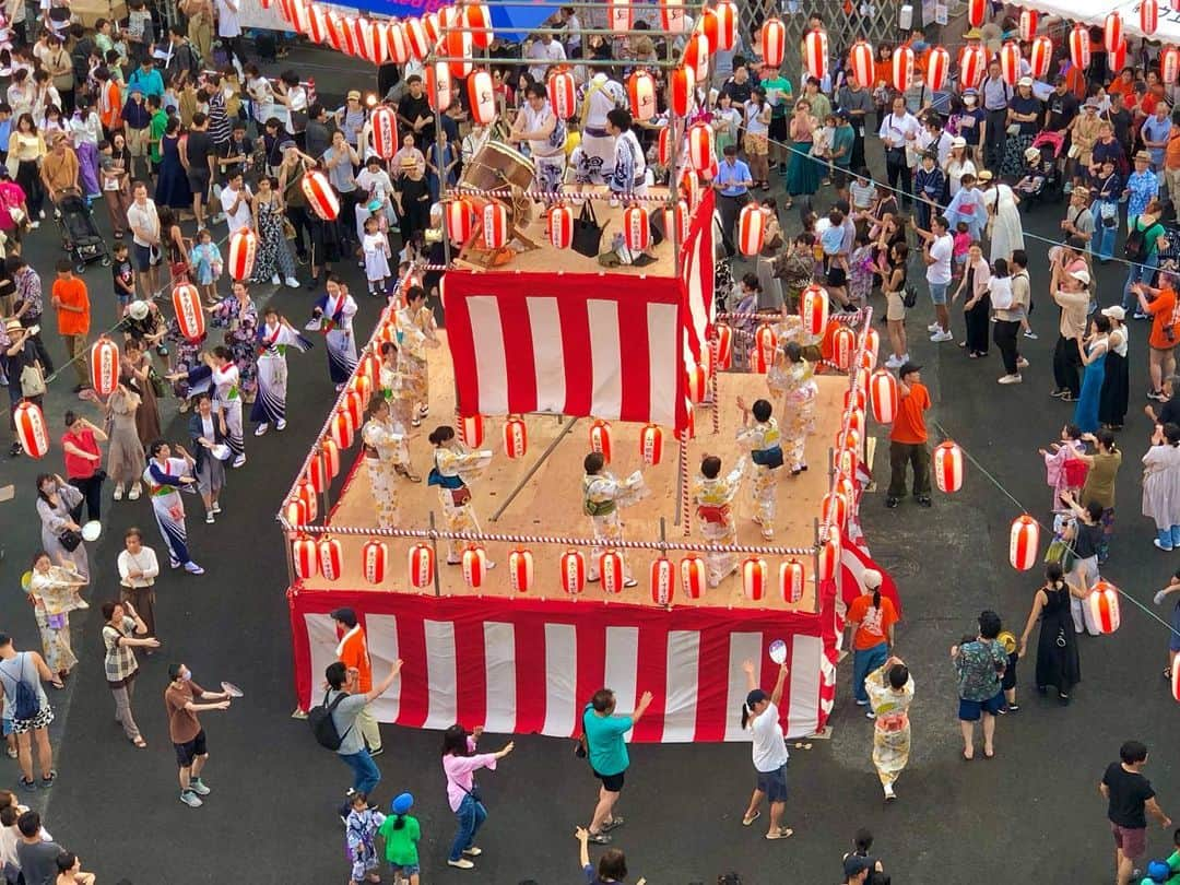 石井脩平さんのインスタグラム写真 - (石井脩平Instagram)「🏮 【下北沢盆踊り2023】 　 遂に下北沢にも夏到来。 4年ぶりに暑い夏が来ましたえ。 　 今年は超ド駅前というロケーション。 シモキタの気合いを感じられますやんか。 　 下北沢で踊りゃんせ。 シモキタ音頭で踊りゃんせ。 　 　 　 #下北沢盆踊り #下北沢盆踊り2023 #シモキタ音頭 　 #下北沢 #ShimoKitazawa #ボクらの街下北沢 　 #何の動画やねん #暇なんか石井 #この場所好きやなキミ 　 #久しぶりの投稿 #全然投稿してへんかったんに気付いた #京都に浸ってた連投以来かい 　 #ぜんぶThreadsのせいだ #ぜんぶ雪のせいだ #みたいに言うな #みたいに言えてへんねん」8月5日 22時32分 - presidentchan141