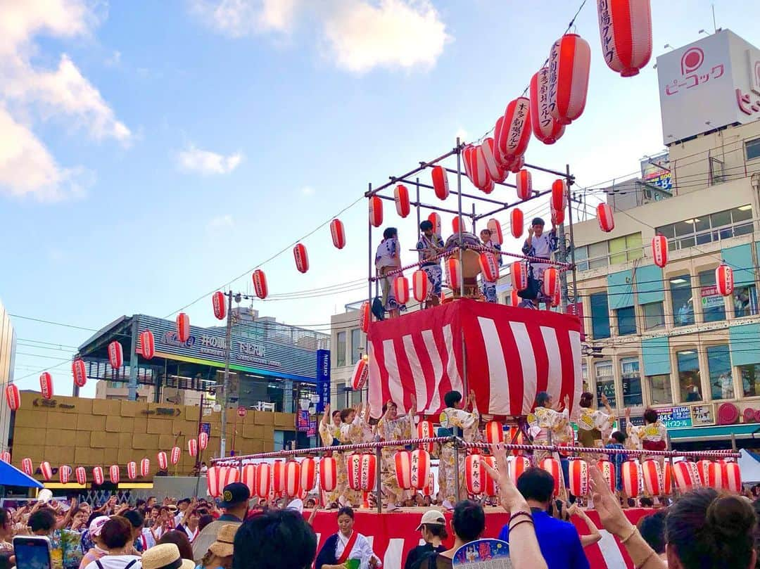 石井脩平のインスタグラム：「🏮 【下北沢盆踊り2023】 　 遂に下北沢にも夏到来。 4年ぶりに暑い夏が来ましたえ。 　 今年は超ド駅前というロケーション。 シモキタの気合いを感じられますやんか。 　 下北沢で踊りゃんせ。 シモキタ音頭で踊りゃんせ。 　 　 　 #下北沢盆踊り #下北沢盆踊り2023 #シモキタ音頭 　 #下北沢 #ShimoKitazawa #ボクらの街下北沢 　 #何の動画やねん #暇なんか石井 #この場所好きやなキミ 　 #久しぶりの投稿 #全然投稿してへんかったんに気付いた #京都に浸ってた連投以来かい 　 #ぜんぶThreadsのせいだ #ぜんぶ雪のせいだ #みたいに言うな #みたいに言えてへんねん」