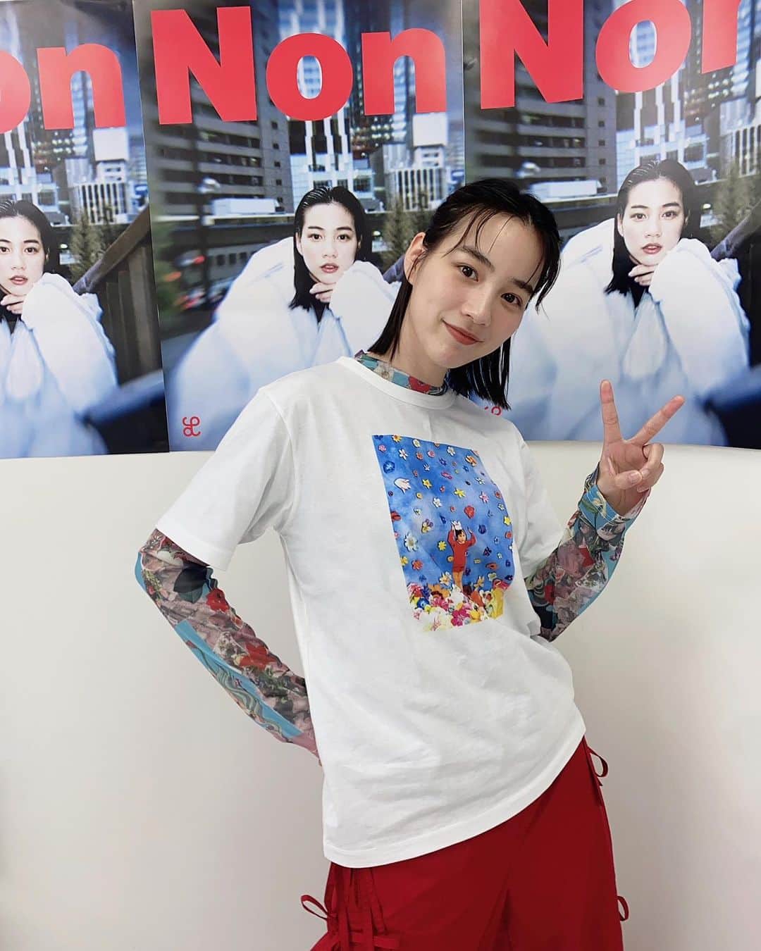 のん（能年玲奈）のインスタグラム：「今日は、オンライントークイベントでした。 アートブックを見ながら、エピソードや裏話や、あれやこれや話しました。 楽しかった〜！  FC限定では白目を披露したよ〜。 まだまだ、研究途中の白目👀です。  Styling: Natsumi Ogasawara Hair&Make up: Shie Kanno  #lulaBOOKS #lulaNON」