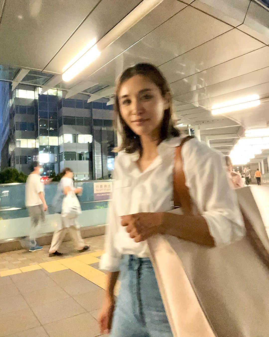 鈴木紗理奈のインスタグラム：「この画像くらい夏ボケしてま💙 ただいま東京」