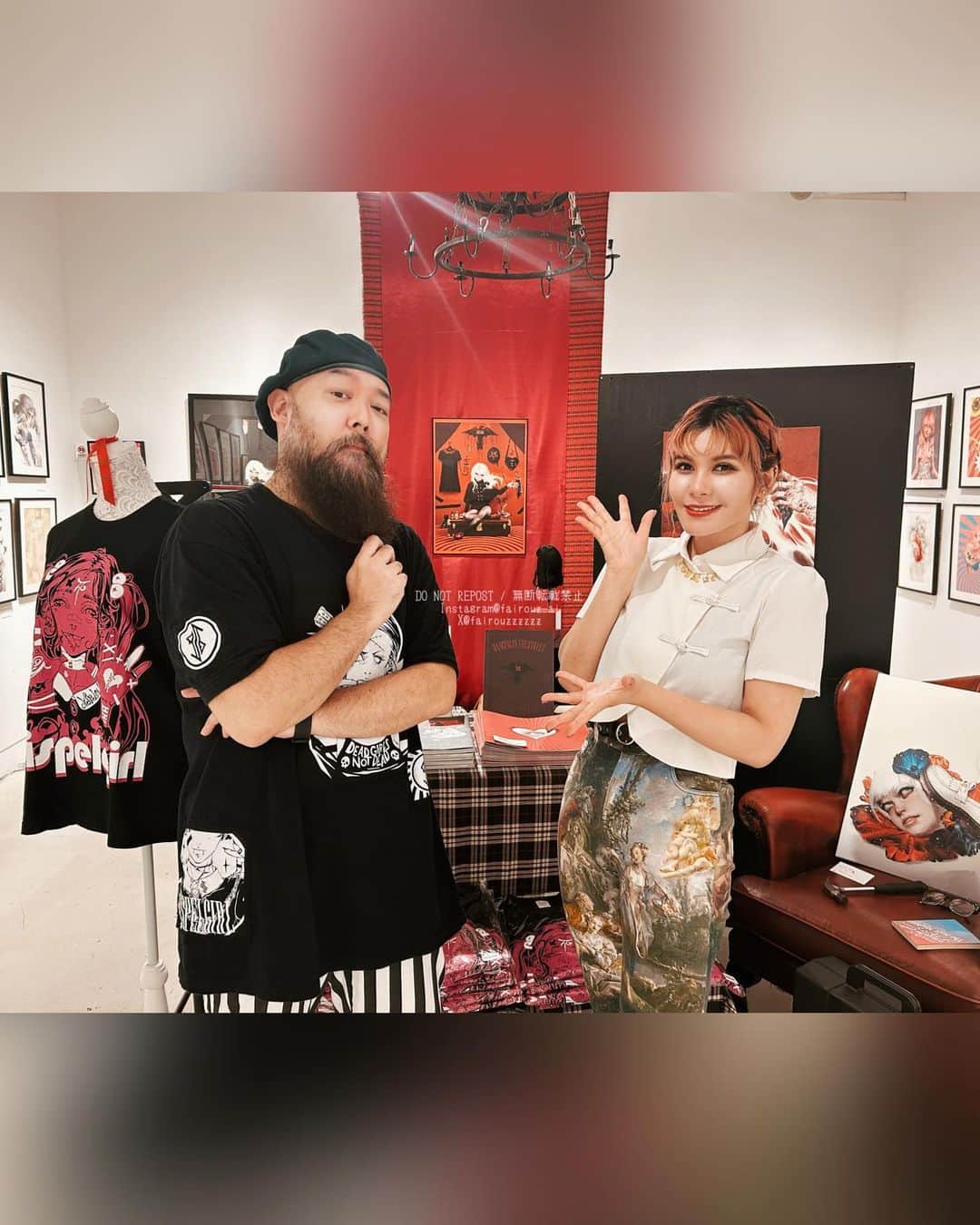 のインスタグラム：「SRBGENKiさん(@genksrb )の個展にお邪魔してきました❤️‍🔥❤️‍🔥 デザイン学生の時からず〜〜っと先生の絵や世界観が大好きで大尊敬していたので、直接お会いして感動をお伝えできて幸せ😭絵届くの楽しみすぎ  SRBGENKiさんの描く女の子って、ちゃんと『自我』があって、見た目だけじゃなく中身の強さがバチバチに表れててそこがたまらなく好きで…… 異性のための肌の露出じゃなくて、『わたしってイケてるでしょ？』って感じで自信に満ち溢れてて自分のためのファッションを楽しんでてそこも最高❤️‍🔥 あと絵の中の女の子が着てる服や身に付けてるもの全部欲しくなるからそれもすごくて好き  明日までヴァニラ画廊さんで開催中です！！ぜひ！  (許可をいただいて撮影してます)」