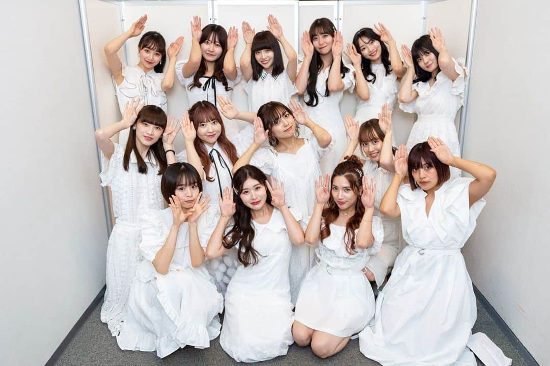 荻野由佳のインスタグラム：「りかちゃん卒業コンサート 卒業メンバーとして少し出演させていただきました‪！  気づいたらりかちゃんをいつも 追いかけていました ついていきたい！その一心もありました いつからか、2人での活動も増え 気づいたら 戦友 にもなっていました (勝手に思っていただけ！笑)  りかちゃんの姿勢が当時は自分の活動の道標でした 常にアイドルを全うしている姿は カッコよくて可愛くて眩しかったです 今日も最高に輝いていて世界一のお姫様でした そしてすごく寂しい気持ちになりました 儚い😭  りかちゃん、卒業の日までもう少し たくさんの方に持ち前のアイドル力で笑顔と幸せを届けてください^^  今日はこうして1期生を集めてくれて 素敵な思い出をつくってくれて 本当に、ありがとう！！  (時間なくて写真撮れず…😭)  久しぶりのみんなとも一緒にたくさんの時間を過ごせて 幸せいっぱいで帰るのが本当に寂しかったです。 私の大好きな居場所はここだなと改めて思いました！  #中井りか卒業コンサート」