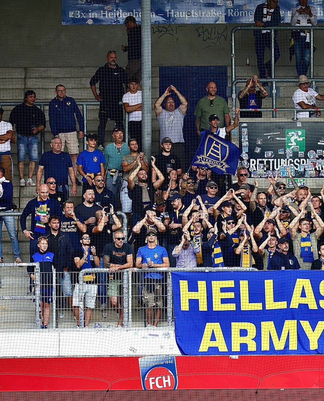 エラス・ヴェローナFCのインスタグラム：「1️⃣1️⃣0️⃣0️⃣KM ➡️⬅️  💛💙  #DaiVerona #HeidenheimVerona #TestMatch」