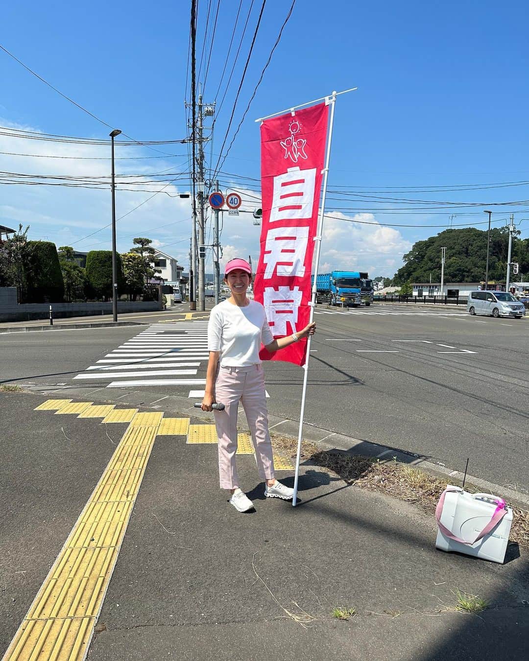 森下千里のインスタグラム：「酷暑が続く…けれど、 止まってる場合じゃない！  やらねば！と気合いいれて、 今日も　#辻立ち そろそろ、選挙も近くなってきたので、 色々と工夫しながら、動かなければ。」
