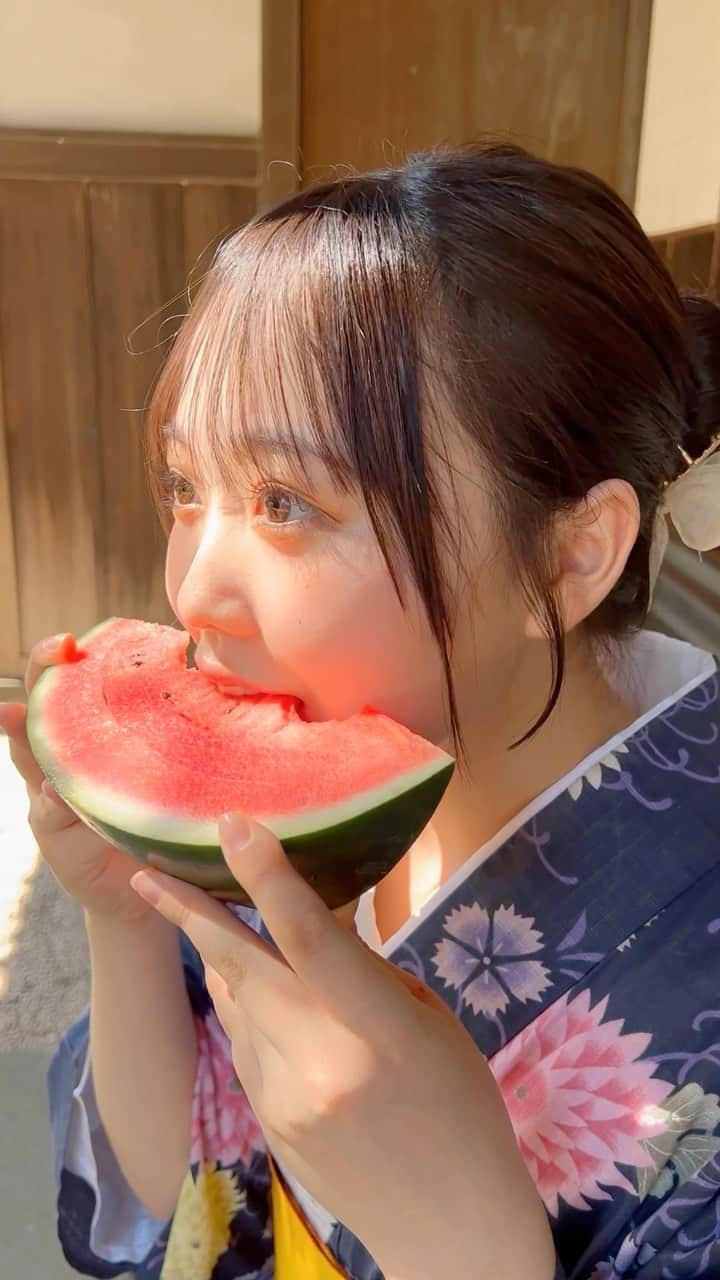 渡邊美華のインスタグラム：「縁側でスイカ食べた🍉♡ . . . . . . . . #浴衣 #浴衣ヘアアレンジ #浴衣ヘア #浴衣女子 #浴衣コーデ #浴衣アレンジ #浴衣アレンジ #着付け #着付けレッスン #夏休みの過ごし方 #夏の思い出 #スイカ割り #スイカ大好き #大学生活 #大学生の日常 #大学生のくらし #女子大生 #女子大生の日常 #女子大生っぽい #彼女感 #彼女感シリーズ #彼女とデートなうに使っていいよ #彼女とデートなう #縁側のある家 #縁側でまったり #縁側でスイカ #古民家 #スイカ」