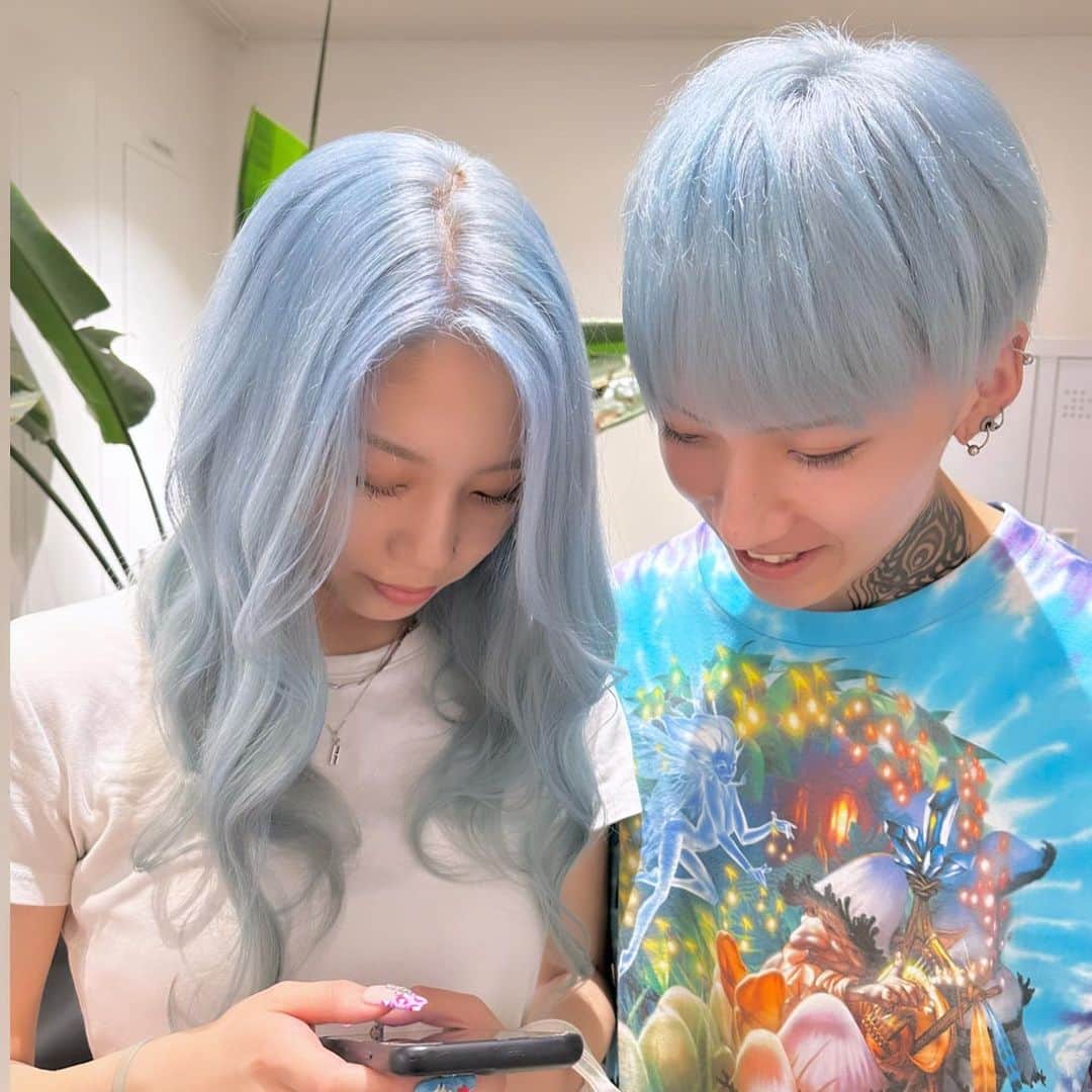 Beleza_official_instagramのインスタグラム：「ミズイロのcouple♡ 可愛かったッ💘 ペアでのご予約はdmまで お願いします‼︎‼︎ ・  色落ちまで綺麗なカラー やわらかいカラー 一人ひとりに似合うカラー お任せください✊🌼🌟 ブリーチは誰に任せるかでダメージが 変わってきます！ ご予約はDMorホットペッパーから お願いします😉💕 Rei指名していただければ 絶対に可愛くします✊ belezaに来たことある方でもRei指名可能です😇 "また会いたい"と思わせます❗️ ・ わからないことがあればDMまでお願いします🤲  黒染め、縮毛履歴はハイブリーチメニューで ご予約ください🤲 記載のお時間より、ブリーチの抜け具合で お時間かかる場合がございます。 当日は長めに見ていただければ助かります。 お任せください♡♡」
