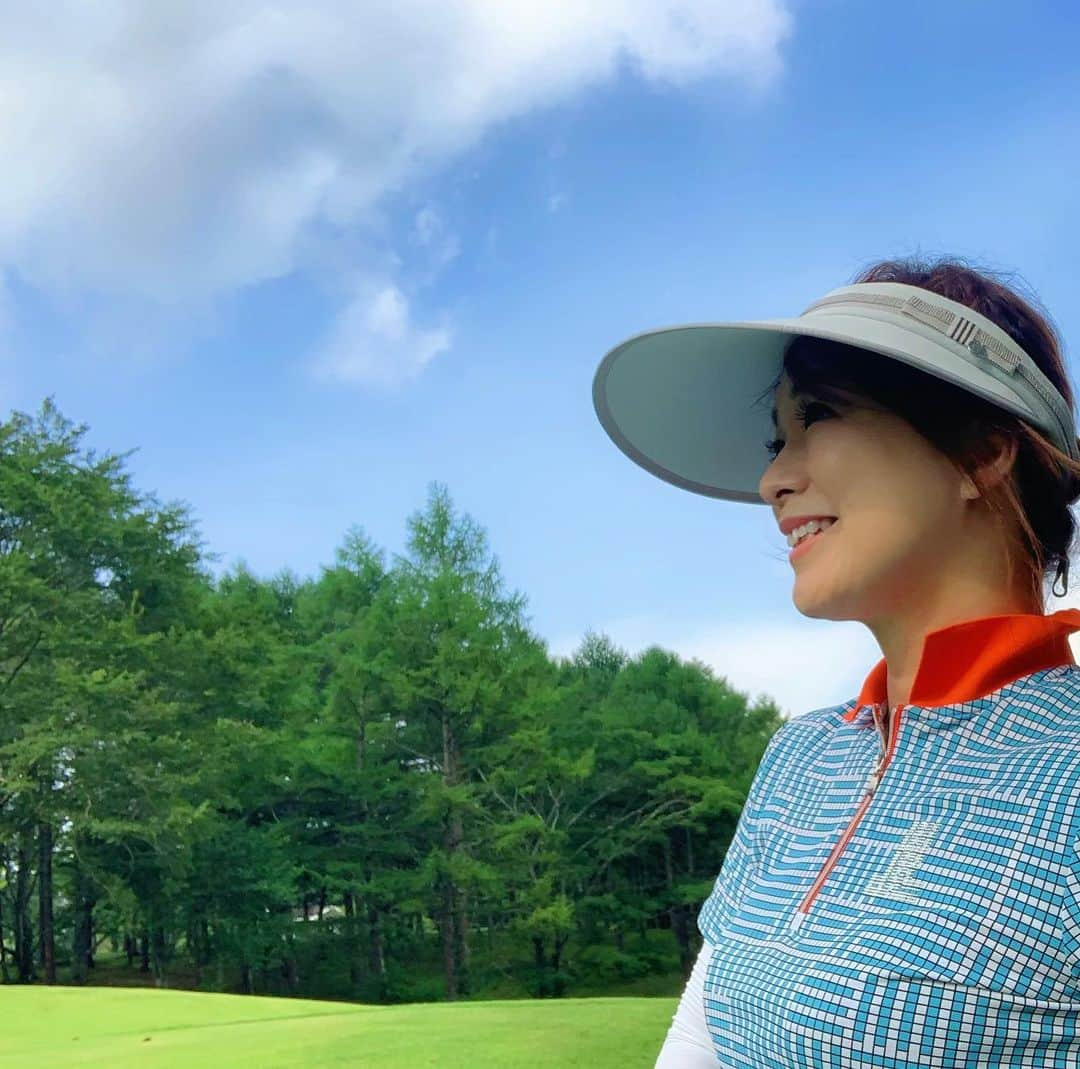 やすみりえのインスタグラム：「✨⛳️✨  8月最初の#ゴルフ は#軽井沢　にて。 暑いので、体調第一で無理せずラウンドするようにしています😊  #川柳#ことばの力#ことのは#575 #golf#ゴルフ上手くなりたい  #ゴルフ大好き #karuizawa  #太平洋クラブ軽井沢リゾート  #lanvinsport #ゴルフウェア  #水分補給忘れずに」