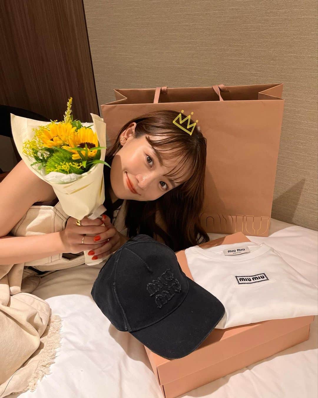 田久保夏鈴のインスタグラム：「26歳になりました🎂♡ 今年の下半期は人生のターニングポイントになりそうで、より一層気合を入れて仕事もプライベートも充実させたいと思います！！させます🤝🏻  で、明日は関コレなので今日は大阪に前乗りしていてえみ姉に祝ってもらいました😘🤝🏻プレゼントのセンス良すぎるし、デニムの帽子最近ずっと欲しくて探してたからタイミング凄すぎて驚き(°_°)（笑）  みなさんもDMやストーリーズなどメッセージ本当にありがとう😻」