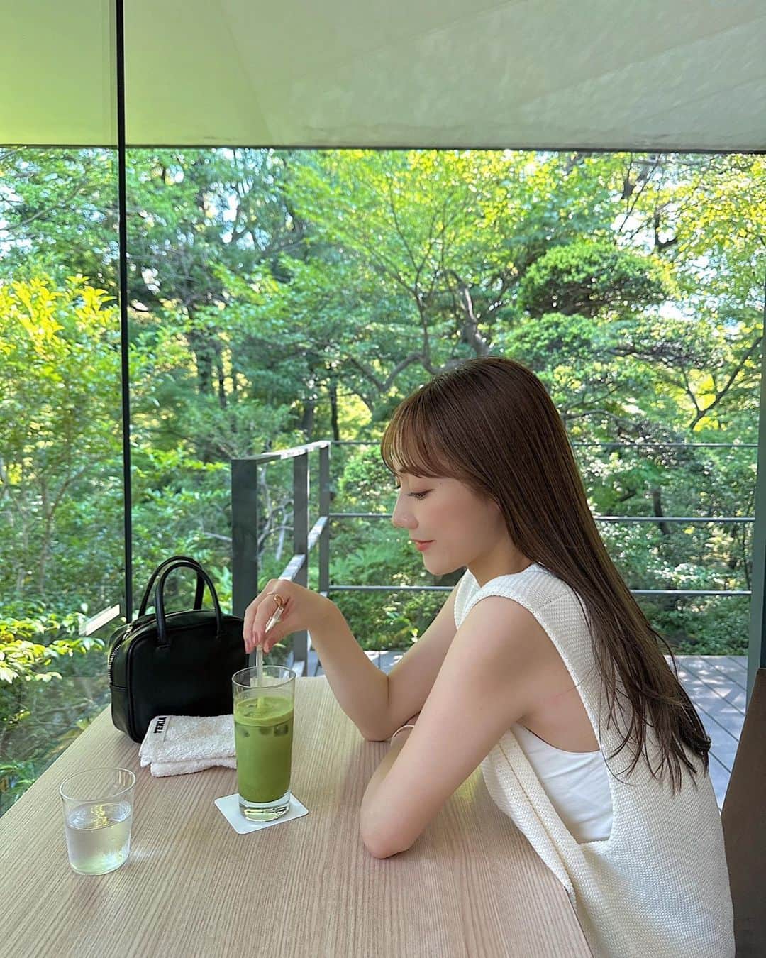 小川陽香のインスタグラム：「最近のいろいろ🌼 セレブリティにハマって週末に一気見した🫶🏻 ㅤ あとは最近のベースメイクのコスメたちと お洋服はタグつけしてます🏷🤍 ㅤ ㅤㅤ」