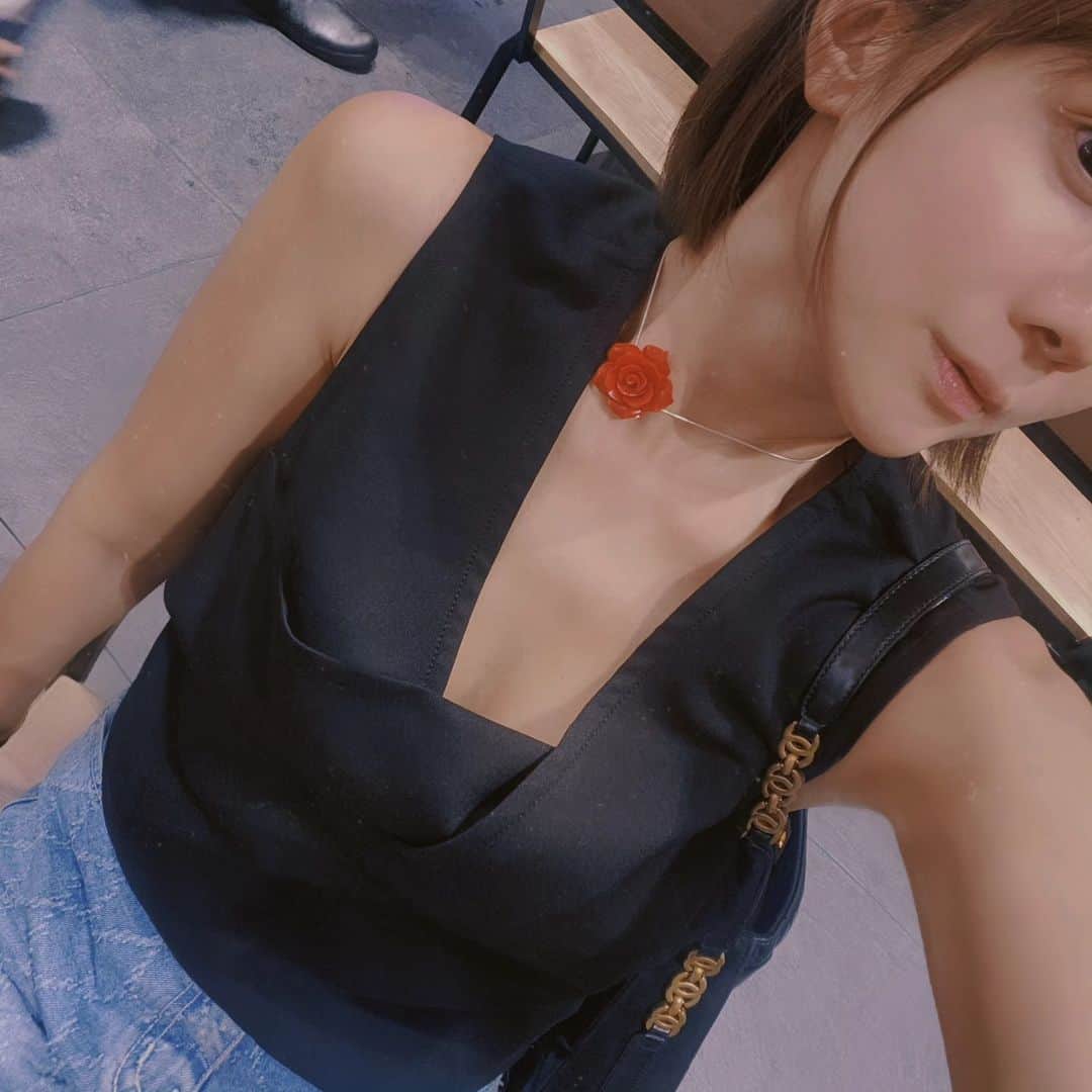 ユ・ハナのインスタグラム：「특별한 날 하려고 사놓은 나의 빨간 장미 목걸이를 산지 몇달이 지났는데 드디어 했다아!  #뽀로로20주년스페셜매직싱어롱쇼 를 보러가는 순간에 말이야.🤣  아이비가 부릅니다 #이럴려고」