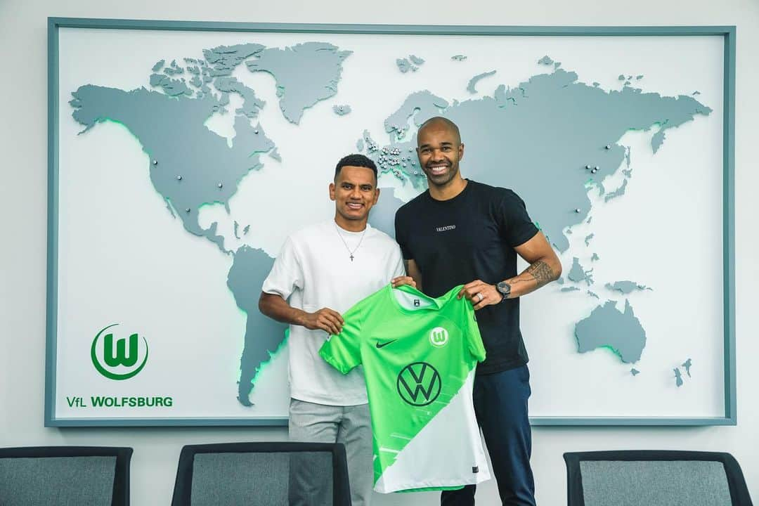 ロナウド・アパレシド・ロドリゲスのインスタグラム：「DONE DEAL!!   Estamos muito felizes em anunciar a intermediação da transferência do lateral esquerdo Rogério do Sassuolo para equipe do Vfl Wolfsburg. Gostaríamos de agradecer ao Vfl Wolfsburg, ao agente do Atleta Vinicius Prattes e ao jogador pela confiança e seriedade na negociação.  Desejamos toda alegria e sucesso ao atleta nessa nova etapa na carreira!!  We are very happy to announce the intermediation of the transfer of left-back Rogério from Sassuolo to Vfl Wolfsburg. We would like to thank Vfl Wolfsburg, the player agent Vinicius Prattes and the player for the trust and reliability in the negotiation.  We wish all the joy and success to the athlete in this new stage in his career!!!  #wolfsburg #germany #bundesliga #N29 #football #brazil」