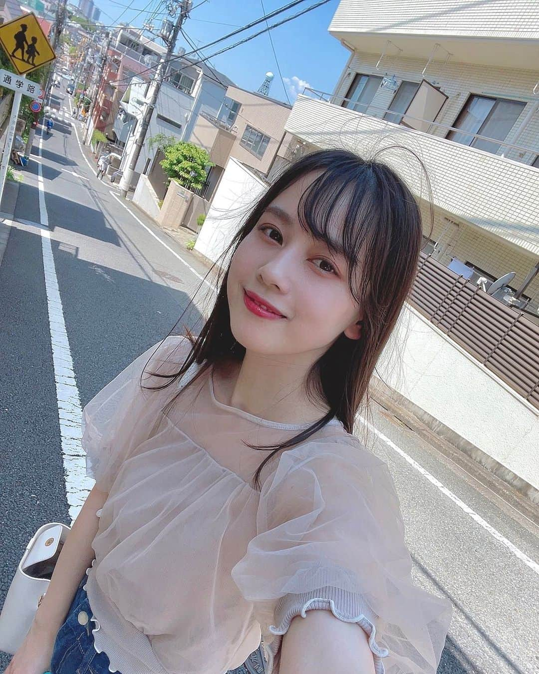 岡田佑里乃のインスタグラム：「こんな爽やかそうだけどちゃんと暑い。 みんな水分補給しっかりね🚰🩵  カバン空いてるのは触れないでください。。」