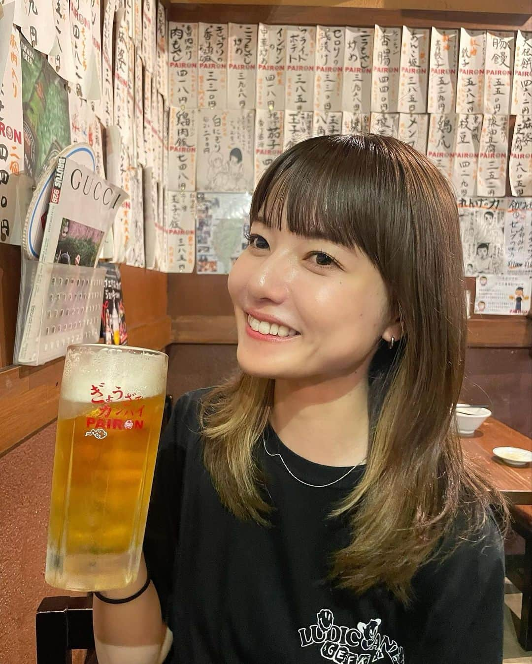 樺澤まどかのインスタグラム：「🥟🍺  にやけが止まらない 最っ強の組み合わせ🔥🔥  餃子工房PAIRON  餃子はスパイスを感じる独特な味で 衝撃的に美味しかった〜  山椒を感じまくれる麻婆豆腐も美味🔥  新入社員の小林が餃子好きで そしてものすごくマメな子で 自分が行った餃子屋さんにピンを刺した 餃子マップというのを自作してて それを私に共有してくれました🫶  餃子マップを見たら ちゃんとこのお店にもピンが刺さってました。  流石餃子好きちゃんとおさえてる😂😂  #樺澤まどか  #ビール#餃子#ビールと餃子は文化です#PAIRON#神楽坂#夏#夏コーデ#黒t#イヤリングカラー#ウルフカット#レイヤーカット#ワイドバング#summer#summerfashion#🥟#🍺」