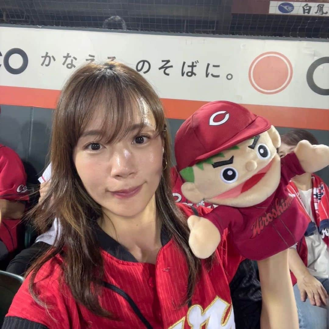 古田ちさこのインスタグラム：「こいほー🎏 連勝スタートだー💃  デビッドソンが巨人戦でまた打ったよ☄️✨ そして広輔のホームランを久しぶりに現地で観られて泣きそうになりました…🥹💭昨日の松ちゃんもだけど三連覇戦士の活躍はその時を思い出して胸が熱くなる…❤️‍🔥  もちろん若鯉の活躍も嬉しいです☺️ 玉ちゃん2勝目おめでとう⭐️⭐️  カープ坊やのパペット、ユニが変わったので新調しました。 (というか借したまま6年戻ってこないから諦めた😂) ユニの赤の色が…なんか紫がかっててピオーネカラー🍇  明日は8月6日。 朝からお墓参りに行き、初めてのピースナイター観戦。  発展した広島から平和を願います🕊️  :ﾟ･*  #広島カープ #広島東洋カープ #マツダ #ズムスタ #マツダスタジアム #カープ #carp #カープ女子 #ビール好きな人と繋がりたい #広島東洋カープ #野球女子 #野球好き女子 #野球好き #野球観戦 #玉村昇悟 #デビッドソン #田中広輔」