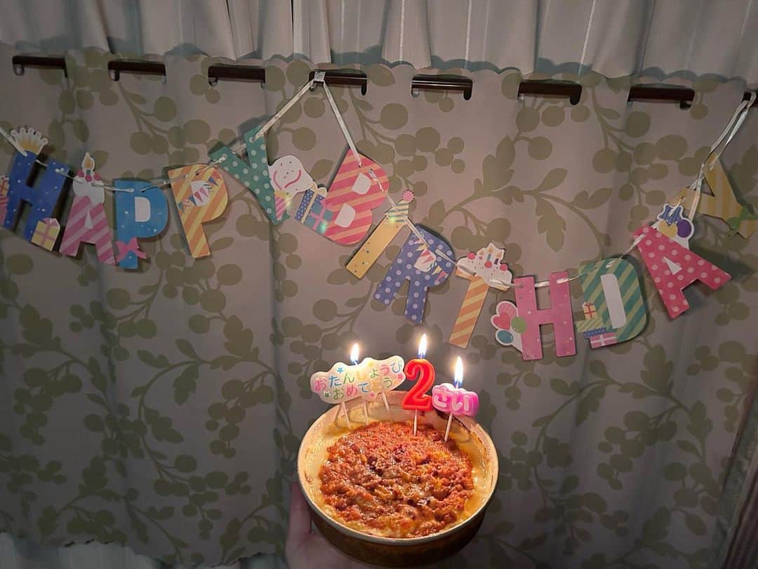 高橋茉奈さんのインスタグラム写真 - (高橋茉奈Instagram)「＊ 8/4、長男のききの2才のお誕生日でした🎂💕 入院、出産、里帰りでバタバタしてしまったし、 まだ当分ケーキデビューもさせる予定ないので、 お祝いご飯はサイゼの#ミラノ風ドリア 🤣💓 たぶんご飯の中で一番好きだからこれに決定！笑笑 来年はケーキ食べようね🥹🥹 プレゼントは激ハマリ中の#プラレール 🚄🎁 ＊ 2才のききは、お兄ちゃんになって、まだまだたまに 弟に嫉妬したりするけど、基本は優しいお兄ちゃん！ 本人のことをお兄ちゃん扱いする気はないので、 今まで通りかつ、しばらくはきき優先で、 ゆくゆくは一緒にお世話していけたらいいなと👯‍♀️💕 ＊ イヤイヤ期に入ってきて、発狂されたりして ママもメンタルやられる時もあるけど、基本的にききは すごく聞き分けも良くて良い子なので、感謝♥︎ 2才おめでとう🎊大好きだよ〜💓💓💓💓💓 #赤ちゃん#赤ちゃんのいる生活#赤ちゃんのいる暮らし#べビスタグラム#ママスタグラム#男の子#男の子ベビー#男の子ママ#成長記録#育児#育児記録#親バカ部#8月生まれ#令和生まれ#令和3年ベビー#2歳#新米ママ#長男#第一子#きーくんの成長記録#我が子は可愛い#我が子が一番」8月5日 22時55分 - 94.05.28