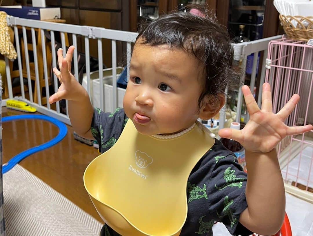 高橋茉奈さんのインスタグラム写真 - (高橋茉奈Instagram)「＊ 8/4、長男のききの2才のお誕生日でした🎂💕 入院、出産、里帰りでバタバタしてしまったし、 まだ当分ケーキデビューもさせる予定ないので、 お祝いご飯はサイゼの#ミラノ風ドリア 🤣💓 たぶんご飯の中で一番好きだからこれに決定！笑笑 来年はケーキ食べようね🥹🥹 プレゼントは激ハマリ中の#プラレール 🚄🎁 ＊ 2才のききは、お兄ちゃんになって、まだまだたまに 弟に嫉妬したりするけど、基本は優しいお兄ちゃん！ 本人のことをお兄ちゃん扱いする気はないので、 今まで通りかつ、しばらくはきき優先で、 ゆくゆくは一緒にお世話していけたらいいなと👯‍♀️💕 ＊ イヤイヤ期に入ってきて、発狂されたりして ママもメンタルやられる時もあるけど、基本的にききは すごく聞き分けも良くて良い子なので、感謝♥︎ 2才おめでとう🎊大好きだよ〜💓💓💓💓💓 #赤ちゃん#赤ちゃんのいる生活#赤ちゃんのいる暮らし#べビスタグラム#ママスタグラム#男の子#男の子ベビー#男の子ママ#成長記録#育児#育児記録#親バカ部#8月生まれ#令和生まれ#令和3年ベビー#2歳#新米ママ#長男#第一子#きーくんの成長記録#我が子は可愛い#我が子が一番」8月5日 22時55分 - 94.05.28