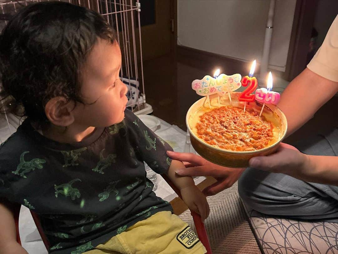 高橋茉奈さんのインスタグラム写真 - (高橋茉奈Instagram)「＊ 8/4、長男のききの2才のお誕生日でした🎂💕 入院、出産、里帰りでバタバタしてしまったし、 まだ当分ケーキデビューもさせる予定ないので、 お祝いご飯はサイゼの#ミラノ風ドリア 🤣💓 たぶんご飯の中で一番好きだからこれに決定！笑笑 来年はケーキ食べようね🥹🥹 プレゼントは激ハマリ中の#プラレール 🚄🎁 ＊ 2才のききは、お兄ちゃんになって、まだまだたまに 弟に嫉妬したりするけど、基本は優しいお兄ちゃん！ 本人のことをお兄ちゃん扱いする気はないので、 今まで通りかつ、しばらくはきき優先で、 ゆくゆくは一緒にお世話していけたらいいなと👯‍♀️💕 ＊ イヤイヤ期に入ってきて、発狂されたりして ママもメンタルやられる時もあるけど、基本的にききは すごく聞き分けも良くて良い子なので、感謝♥︎ 2才おめでとう🎊大好きだよ〜💓💓💓💓💓 #赤ちゃん#赤ちゃんのいる生活#赤ちゃんのいる暮らし#べビスタグラム#ママスタグラム#男の子#男の子ベビー#男の子ママ#成長記録#育児#育児記録#親バカ部#8月生まれ#令和生まれ#令和3年ベビー#2歳#新米ママ#長男#第一子#きーくんの成長記録#我が子は可愛い#我が子が一番」8月5日 22時55分 - 94.05.28