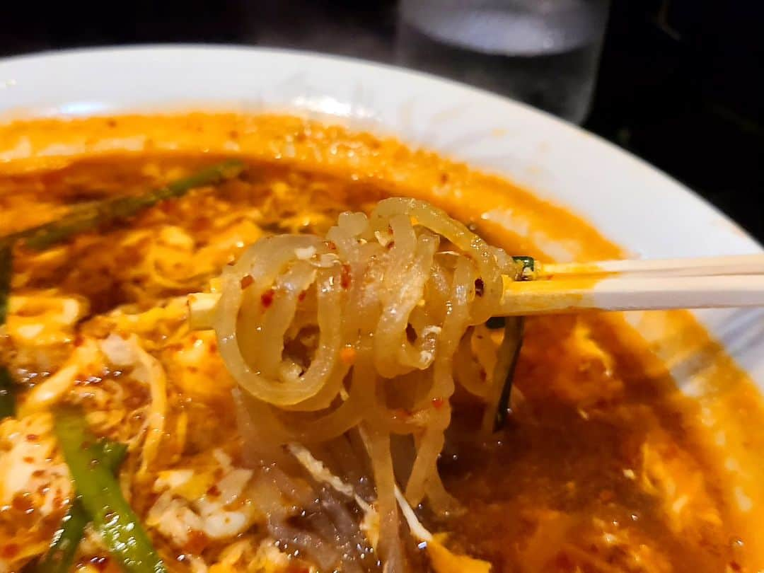 松本康太さんのインスタグラム写真 - (松本康太Instagram)「『辛麺屋 桝元』  宮崎県のご当地グルメ！ 元祖辛麺5辛！こんにゃく麺(⚠️韓国冷麺の麺で実際にはこんにゃくでは無いのです)  この通称こんにゃく麺がとても歯ごたえがあってピリ辛スープと合うのです、卵、ニラ、ミンチ肉、ニンニク、とても美味しいスープなのです(*´ー｀*)　  #元祖辛麺#元祖辛麺屋桝元#桝元#宮崎県#ラーメン#辛麺#辛麺屋桝元#レギュラー松本#あるある探検隊#宮崎グルメ」8月5日 23時06分 - aruarutankentai.matsumoto