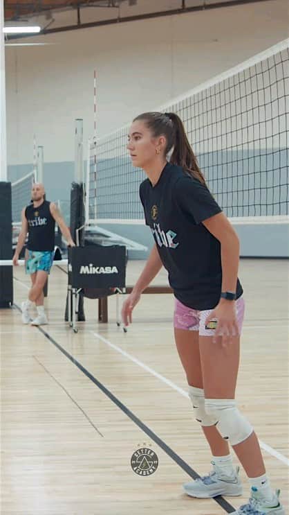 ウィリアム・アルジョナのインスタグラム：「If you want to be an amazing setter, you need to practice what I call "SS" (square and set). Are you ready for this? Look how @zaynameyer made it!  Se você quer se tornar um excelente levantador, você precisa praticar o que eu chamo de "SS" (square and set) você está pronto pra isso? Olhe como a Zayna conseguiu!   Você estaria pronto para treinar comigo?  Me diz aqui nos comentários.」