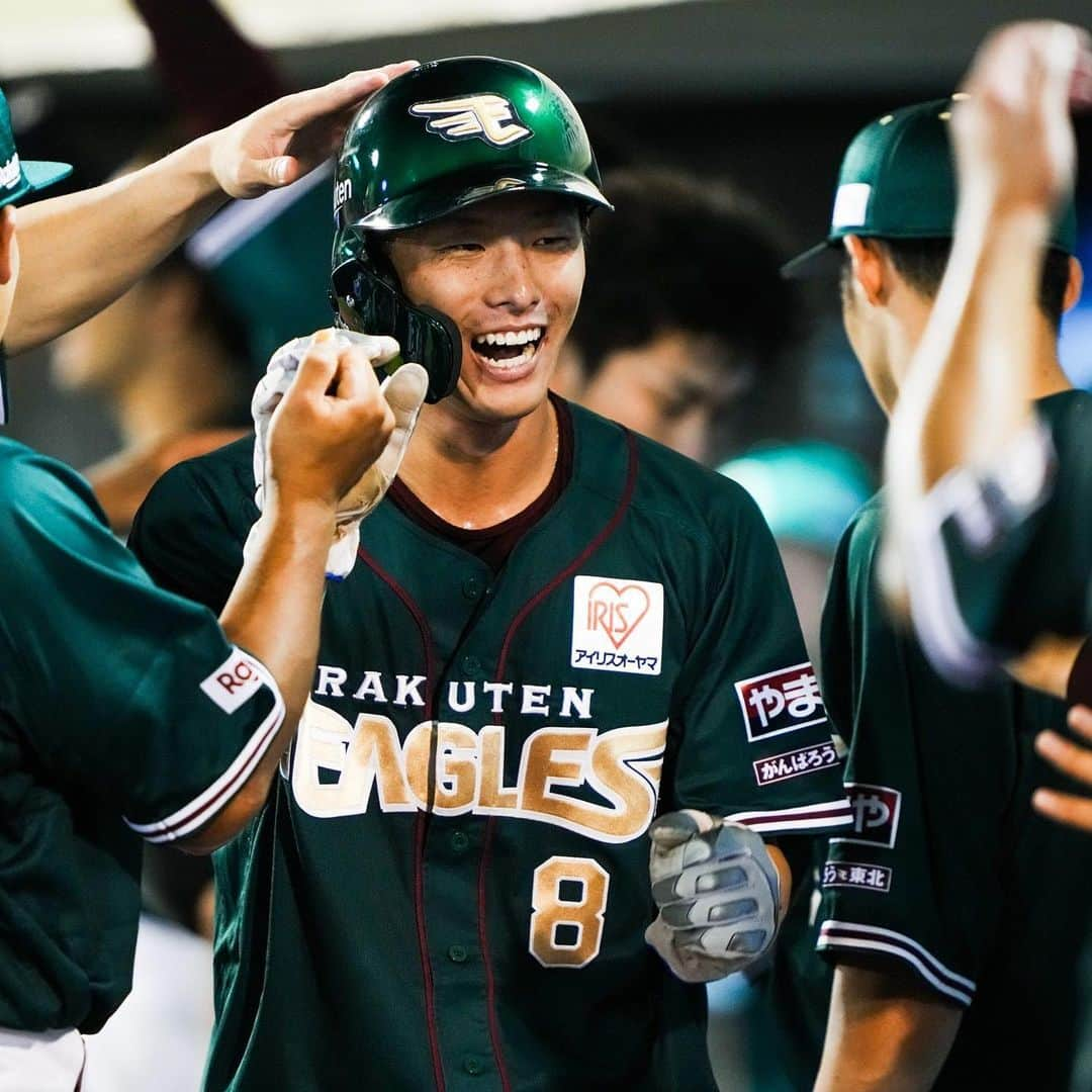 東北楽天ゴールデンイーグルスさんのインスタグラム写真 - (東北楽天ゴールデンイーグルスInstagram)「⚾️  ⚾️E 7-6 M⚾️  6度もひっくり返った大熱戦を全員野球で制した‼️‼️‼️ 1点ビハインドの8回に小深田選手と小郷選手の 連続タイムリーで勝ち越しに成功🔥🔥 最後は松井裕樹選手が締めて24セーブ目✨✨ フランコ選手が9号ソロなど2安打1打点‼️‼️ 鈴木大地選手、西川選手、村林選手も揃って1打点👍🏼 投げては3番手の鈴木翔天選手が6回のピンチを凌いだ✨ 4番手の渡辺翔太選手は1回無失点💯  #鷲が掴む #rakuteneagles #EAGLESEARTHGREEN #小深田大翔  #小郷裕哉  #炭谷銀仁朗 #松井裕樹 #鈴木大地 #西川遥輝 #渡辺翔太 #マイケルフランコ #村林一輝  #辰己涼介  #辛島航」8月5日 22時58分 - rakuten_eagles