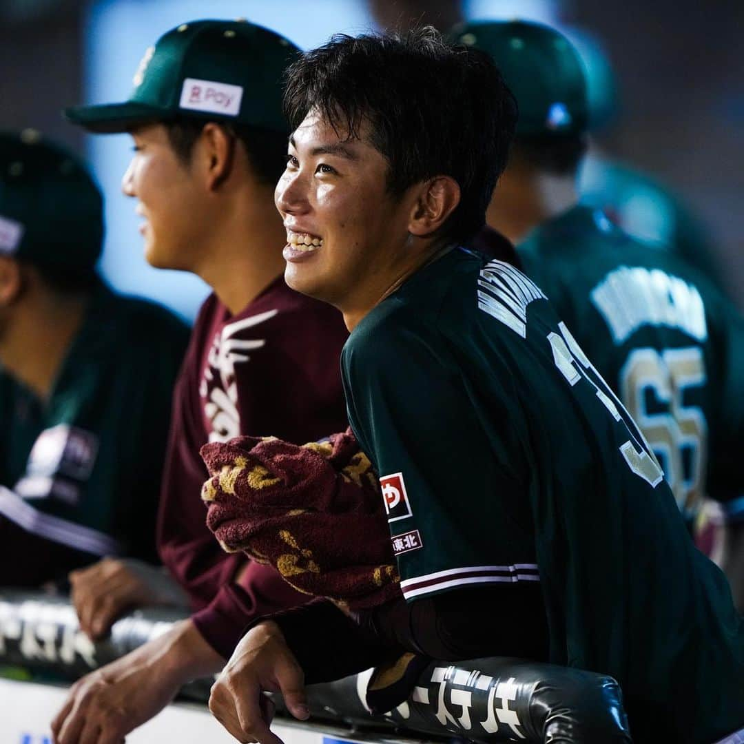 東北楽天ゴールデンイーグルスさんのインスタグラム写真 - (東北楽天ゴールデンイーグルスInstagram)「⚾️  ⚾️E 7-6 M⚾️  6度もひっくり返った大熱戦を全員野球で制した‼️‼️‼️ 1点ビハインドの8回に小深田選手と小郷選手の 連続タイムリーで勝ち越しに成功🔥🔥 最後は松井裕樹選手が締めて24セーブ目✨✨ フランコ選手が9号ソロなど2安打1打点‼️‼️ 鈴木大地選手、西川選手、村林選手も揃って1打点👍🏼 投げては3番手の鈴木翔天選手が6回のピンチを凌いだ✨ 4番手の渡辺翔太選手は1回無失点💯  #鷲が掴む #rakuteneagles #EAGLESEARTHGREEN #小深田大翔  #小郷裕哉  #炭谷銀仁朗 #松井裕樹 #鈴木大地 #西川遥輝 #渡辺翔太 #マイケルフランコ #村林一輝  #辰己涼介  #辛島航」8月5日 22時58分 - rakuten_eagles