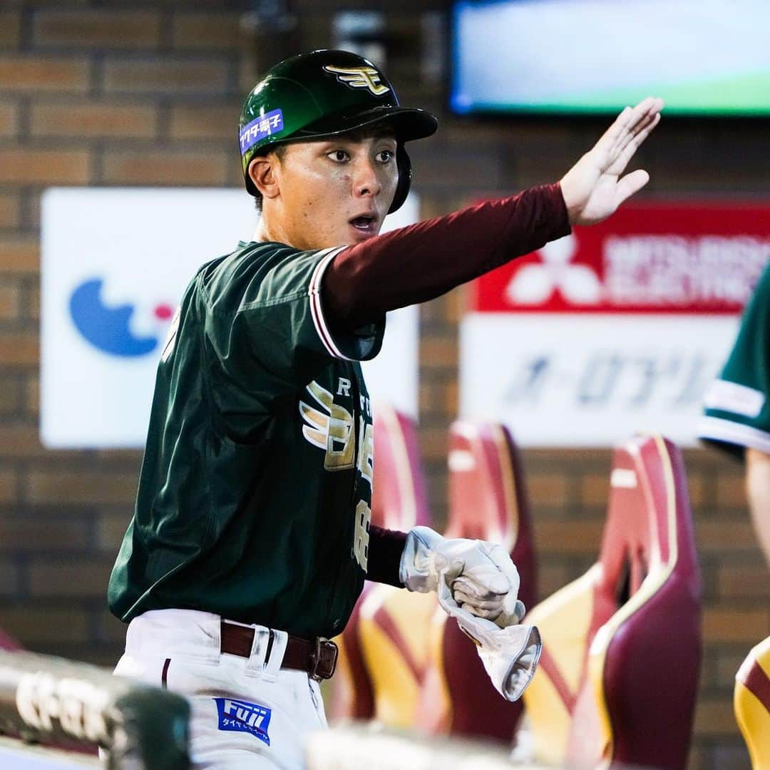 東北楽天ゴールデンイーグルスさんのインスタグラム写真 - (東北楽天ゴールデンイーグルスInstagram)「⚾️  ⚾️E 7-6 M⚾️  6度もひっくり返った大熱戦を全員野球で制した‼️‼️‼️ 1点ビハインドの8回に小深田選手と小郷選手の 連続タイムリーで勝ち越しに成功🔥🔥 最後は松井裕樹選手が締めて24セーブ目✨✨ フランコ選手が9号ソロなど2安打1打点‼️‼️ 鈴木大地選手、西川選手、村林選手も揃って1打点👍🏼 投げては3番手の鈴木翔天選手が6回のピンチを凌いだ✨ 4番手の渡辺翔太選手は1回無失点💯  #鷲が掴む #rakuteneagles #EAGLESEARTHGREEN #小深田大翔  #小郷裕哉  #炭谷銀仁朗 #松井裕樹 #鈴木大地 #西川遥輝 #渡辺翔太 #マイケルフランコ #村林一輝  #辰己涼介  #辛島航」8月5日 22時58分 - rakuten_eagles