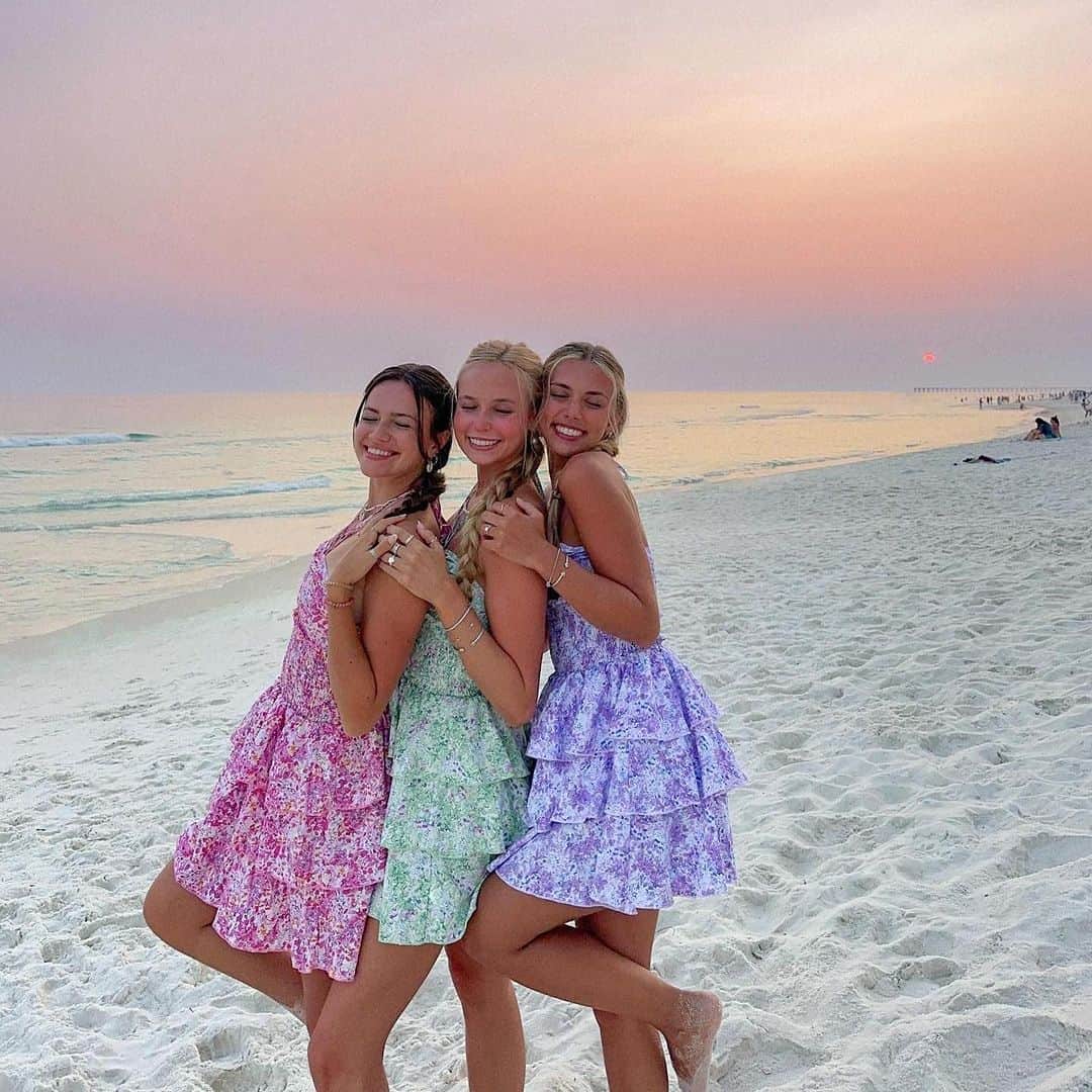 SHEINさんのインスタグラム写真 - (SHEINInstagram)「Beach besties @brooke.stjohn @gracetaylorr19 @mollyanneseymour paint with all the colors of the sunset in our WYWH halter dresses ❤️💚💙🌅  🔎10758548 13951511 10379288  #SHEIN #SHEINforAll #SHEINstyle #fashion #chic」8月5日 23時00分 - sheinofficial
