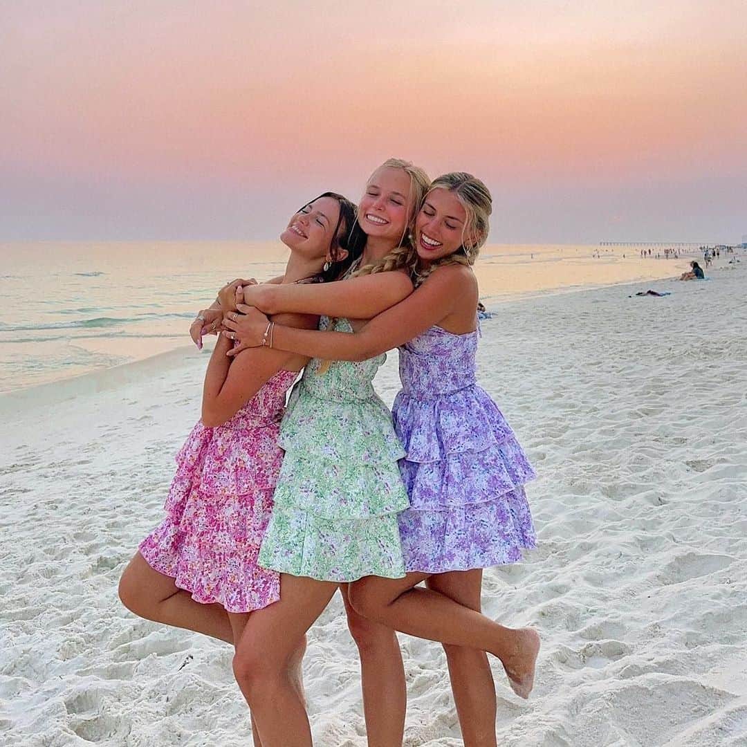 SHEINのインスタグラム：「Beach besties @brooke.stjohn @gracetaylorr19 @mollyanneseymour paint with all the colors of the sunset in our WYWH halter dresses ❤️💚💙🌅  🔎10758548 13951511 10379288  #SHEIN #SHEINforAll #SHEINstyle #fashion #chic」