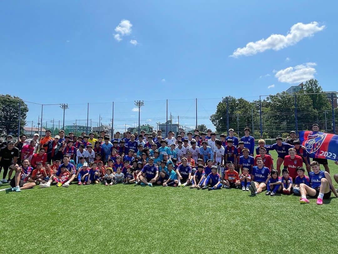 石川直宏のインスタグラム：「『国際交流デフサッカー』  Sign football Shinagawa・タイからデフサッカーキッズ選手・FC東京スクール生・FC東京U13深川&むさしの選手たちと合同で行った【国際交流デフサッカー】  コロナ禍で中断していたけど、ようやく実現しました🤝  今回が3回目の開催になります。  FC東京U13の選手たちがイベント開始90分前から集まり会場準備。小学生の子どもたちと手話でのコミュニケーションやリーダーシップを発揮しながら自らもボールを追いかけて楽しむ⚽️  【気づきの感度】と【自立】  スキルや戦術のベースとなる非認知(メタ認知)を磨き、更なる成長へと繋げる。  自発的にアクションし、積極的にコミュニケーションを図る姿が印象的でした👏  その様に接してもらった子どもたちが、自己存在に改めて気づき、認め、チャレンジする姿へ。  その雰囲気を作り出すクジラコーチをはじめとする普及部コーチ陣や育成部コーチ陣。  イベント実現に向けて現場や関係各所と連携を図るビジネススタッフ陣。  明日の試合に向けて隣のピッチでのTRを終えた選手たちも顔を出してくれて一緒に写真も📸皆大興奮✨  終了後はBBQ🍖 昨日収穫してきた"なおもろこし"も振舞いました🌽👨🏽‍🌾  大阪へ移動する選手スタッフのお見送りも皆で🚎💨👋  インクルーシブな取り組みが、様々な人を繋ぎ、想いを繋ぎ、笑顔と一体感を生む。  僕の活動においての本質であり目的。  想いを託した選手たちが明日どんなプレーを示してくれるのか。  今日参加してくれた子どもたちがこれからどんな成長をしていくのか。  活動を通じて、その時もこれからもワクワクしていく機会や笑顔を皆で増やしていく事もまた、僕にとっての本質であり目的です。  #国際交流デフサッカー #インクルーシブフットボール #Inclusive #インクルーシブ #デフサッカー #聴覚障がい #SignFootballShinagawa @signfootballshinagawa  #Thailand #タイ 🇹🇭 #Japan #日本 🇯🇵 #fctokyo #FC東京 @fctokyoofficial  #Tokyo #東京 #東京が熱狂 #FC東京普及部 #FC東京育成部 #FC東京サッカースクール #FC東京U15深川 #FC東京U15むさし #FC東京ファミリー #fctokyoclubcommunicator  #FC東京クラブコミュニケーター #NaohiroIshikawa #石川直宏」