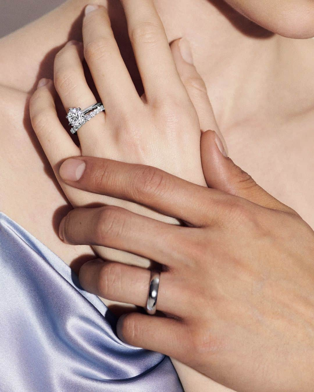 ティファニーさんのインスタグラム写真 - (ティファニーInstagram)「To have and to hold. With elegant design details and sleek silhouettes, Tiffany band rings are the perfect way to symbolize a new path that two people embark on together. Link in bio. #TiffanyEngagement #TiffanyAndCo」8月5日 23時01分 - tiffanyandco