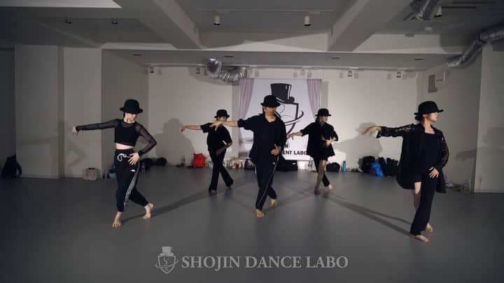 SHOJINのインスタグラム：「. 【SHOJIN THEATER JAZZ🎩】 毎週(月) 20:15~21:45 振付ギャンギャンクラス  Choreographer : @shojin_official  Genre : THEATER JAZZ  Music : 地獄タクシー/吉澤嘉代子  今月のシアター新作は、 ちょっぴりこわ〜いこの曲。  メチャクチャオシャレなのに、 愛するあまり亭主の首を狩り、 遠い土地へ逃げようと乗りこんだタクシーが地獄行きだった... という衝撃のストーリー！！ #世にも奇妙な物語  映像だとなかなか伝わらないですが、 こだわりの振付がたくさん！！  ハットを ・ハンドル ・仮面（自分を偽るための） ・首（切った亭主の） などに見立ててみたり、  セリフの中では、 タクシー運転手の手が夫人の首を掴む、 みたいな表現が入っていたりします。  シアターダンスの要素に、 フロア要素に、 芝居要素に、 総合力を鍛えるのにメチャクチャ良い振付になりました！！  毎レッスン、 みんなと曲の解釈を考えながら、 様々な表現を模索して良い時間になったね。  大好きな振付がまた1つ増えました😊✨  舞台やミュージカルの振付をやるようになってから、 曲や歌詞、世界観をどう“絵”として、 振付に落とし込んでいくかってことをスゴイ考えるようになって、 （目って歌詞だから目を押さえる、声って歌詞だから口を押さえるとかそういう単純なモノじゃなくて） その作業がまた自分を成長させてくれてるなぁ🤔 と思う日々です。  動画は、 ①頭おかしいガキンチョ4人と ②頭おかしいガキンチョ2人 ③関西の頭おかしいガキンチョと ④雪だるまと  8月の新作振付は久しぶりに超オーソドックス シンプルミュージカルジャズやります🎩 基礎から丁寧にやっていくのでぜひね😊✨  この振付は地域・年齢・プロ・アマ垣根なし #ラボオンラインシアターオーディション 8月の課題！！ 皆さんぜひ検索してみんなの魂の踊り見てね🔥🔥🔥  Videographer: @masaki_film_   ━━━━━━━━━━━━━━━━━━━━━━━━ 【SHOJIN Show-Base Tokyo】 @shojin_show_base_tokyo   世界的振付師 @shojin_official が経営 『ネットでつなぎ人が集まるショー人のためのベース基地』 高田馬場徒歩2分 柱なしで約180m2 全面高品質なリノリウム床の都内最大級エンタメスタジオ  最高の環境が皆さんをお待ちしています！！ みんなの笑顔が溢れる場所。 今までにない経営スタイルにも注目🔥🔥🔥  日本全国のダンサーと切磋琢磨できる環境がここに！！ 入会は年中無休プロフィールトップのURLより！！  ━━━━━━━━━━━━━━━━━━━━━━━━  【8月 SHOJIN THEATRE JAZZ】 毎週(月) 20:15〜21:45 振付ギャンギャンクラス 毎週(金) 19:00〜20:30 キッズ多め元気いっぱいクラス　 →ミュージカル『42nd Street』より We're In the Money  毎週(金) 20:45〜22:15 社会人多めバーレッスンから頑張ろうクラス →Fall / Superfly  ━━━━━━━━━━━━━━━━━━━━━━━━  #shojin #シアタージャズ #シアターダンス #テーマパークダンス #テーマパンクダンサー #ジャズダンス #テーマパークレッスン #テーマパークジャズ #ジャズレッスン #themepark #theaterjazz #themeparkdance #ミュージカル #ダンス #dance #choreographer #ディズニーダンサー #choreographer#theaterjazz#地獄タクシー」