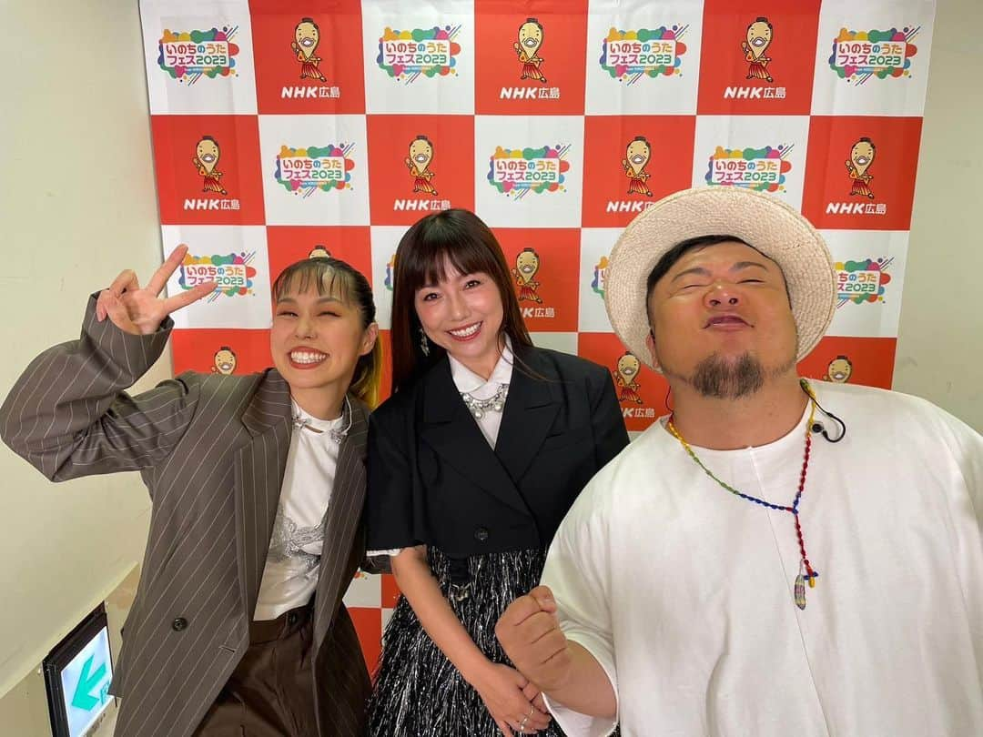 島谷ひとみのインスタグラム：「📺NHK広島より📺  『いのちのうたフェス2023』にて、  AIさん、HIPPY、夏川りみさんと♡  #NHK #広島 #いのちのうたフェス2023 #AI さん #HIPPY #夏川りみ さん #島谷ひとみ」