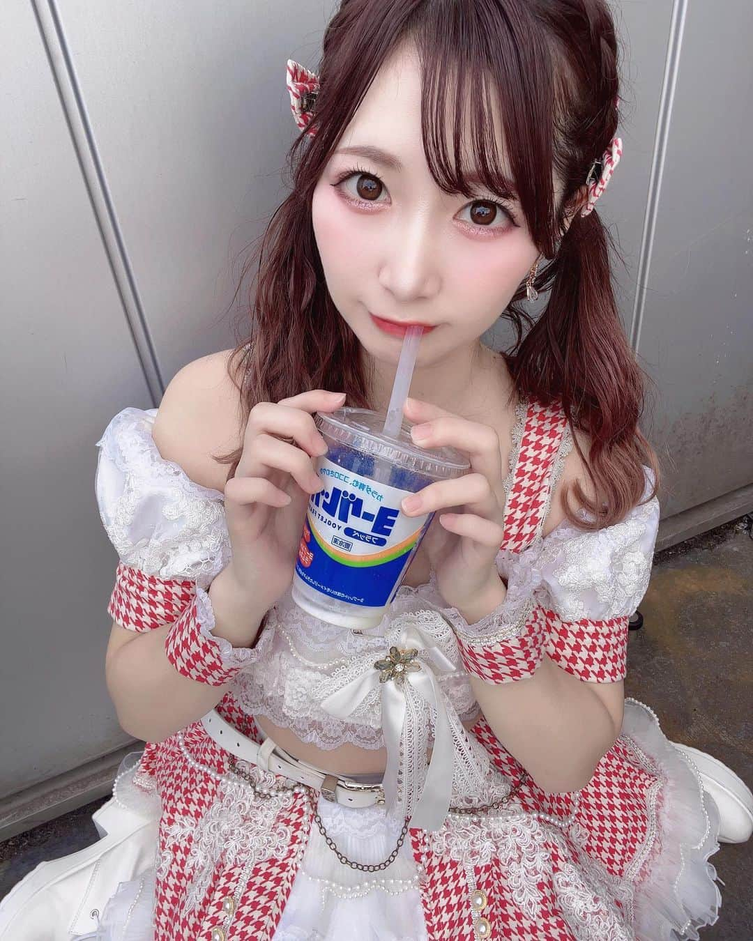 伊藤里織のインスタグラム：「ヨーグレットフラッペうまかたよ〜🥛 . . . #マジック界のパイオニア #KNUoNEW #アイドル #ファミマ #ヨーグレットフラッペ」