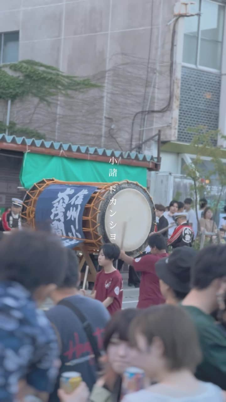 武藤千春のインスタグラム：「４年ぶりの小諸ドカンショ。 わたしにとっては初めてのドカンショ。  小諸の人たちはみんな踊れるらしい？ と噂には聞いていたけど、  ほんとに、子どもも大人もみーんな ひたすらドカンショリピートして 練り歩きながら歌って踊ってた  夏、感じるね〜」