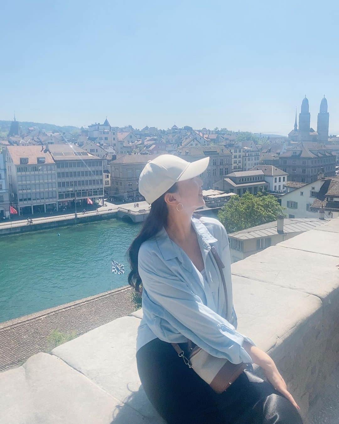 酒向杏奈のインスタグラム：「. . Switzerland🇨🇭 . ずっと行ってみたかったスイスへ💐 . 圧巻の絶景でした✨ ずっと眺めていられる〜！ . でも、娘がいるとそうともいかず…💧写真や動画を見返して後から味わう方法を身に付けました😅 . チーズフォンデュはワインが効いていて大人のお味🧀 . 水が本当に透き通っていて綺麗でした✨ . . 今度はハイジ村やジュネーブにも行ってみたいな〜♪ . . #Switzerland #スイス旅行」