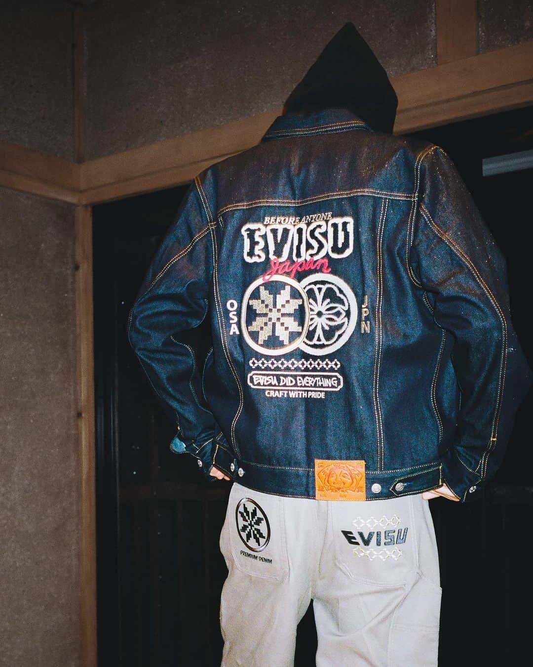 エヴィスジーンズさんのインスタグラム写真 - (エヴィスジーンズInstagram)「Detailed look at the latest double Kamon embroidered denim jacket with signature leather patch and our logo embroidered woven joggers.   #evisu #evisujeans」8月5日 23時15分 - evisu1991