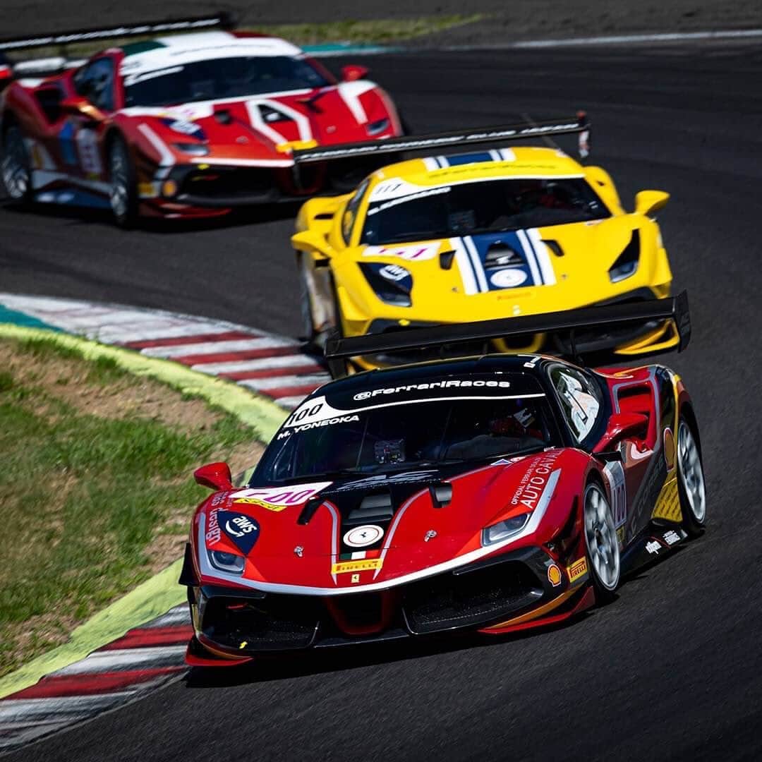 のインスタグラム：「いよいよ明日、最終ラウンドを迎える「#FerrariChallenge ジャパンシリーズ」。 転戦を重ねドライビングスキルが高くなると同時に、熾烈な盛り上がりを見せるカテゴリーも。明日は熱波が襲ったDay1よりも、さらなる酷暑が予想される。果たして、表彰台常勝組がこのまま逃げ切るのか。国内初のシリーズチャンピオンをかけた最後の舞台に後悔は許されない。  #Ferrari #フェラーリ #FerrariJapan #Ferrarichallenge #FerrariChallengeJapan #Ferrari488ChallengeEVO #FerrariCorseClienti #FerrariRaces #フェラーリチャレンジ #フェラーリレース #LuxuryLifestyle #LuxuryCars #CarLifestyle #Ferraristi #ラグジュアリーカー」