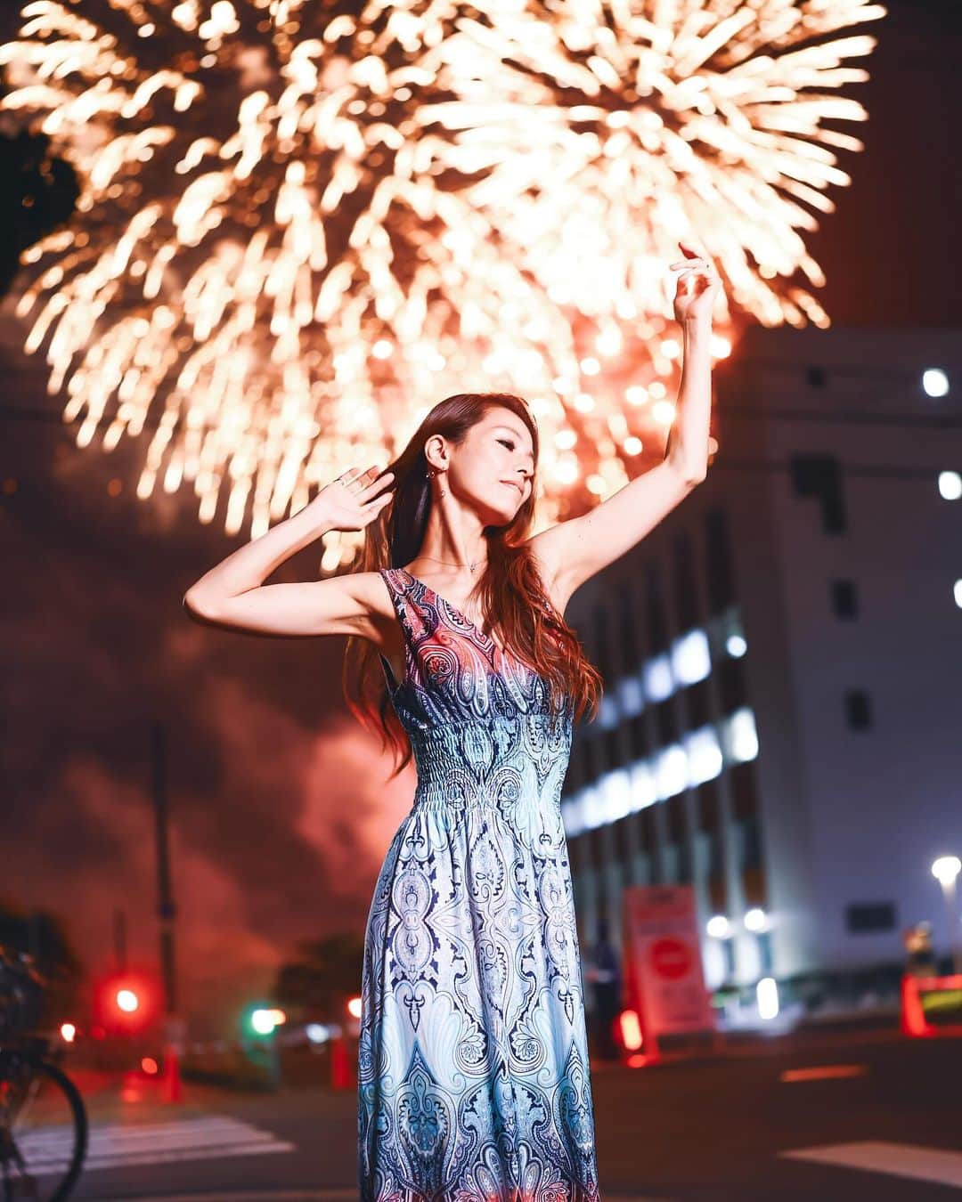 イルコ光の魔術師のインスタグラム：「わぁわぁ、花火大会でのポートレート最高すぎる❗️ ここは右からストロボ1灯で撮ってまーす❗️レンズはSigma 40mm❗️今日淀川花火大会も行ってきたけど、人が多すぎて、23時まで電車乗れなかった❗️ イェーイ  ちなみに、新しい風景写真専用アカウント作ったよ👉 @ilko.no.portrait   この前消された機材だけのアカウントが復活したよ👉 @ilko.gear  フォローしてくれたらめっちゃ嬉しいでーす😊  ❗️写メ専用アカウントもあるよ👉 @ilkomobile 😊 . モデル: @sakura.0510 . . 新しい @ilkomobile アカウントにiPhoneで撮ってるポートレートもアップしますよ！いい光があればカメラ&レンズはなんでもいいと思います .  . #青森県 #ポートレート #単焦点レンズ #花火大会 #Sigma #instagramjapan #淀川花火大会 #東京カメラ部 #ig_today #phototricks117 #tokyocameraclub #Strobist #instagramhub #team_jp_ #my_eos_photo #strobist #弘前城桜祭り #portrait_perfection #iphonephotography #イルコ #光の魔術師 #Sony #instagramhub #カメラ女子 #桜  #lovers_nippon #ファインダー越しの私の世界 #写真好きな人と繋がりたい #portrait」