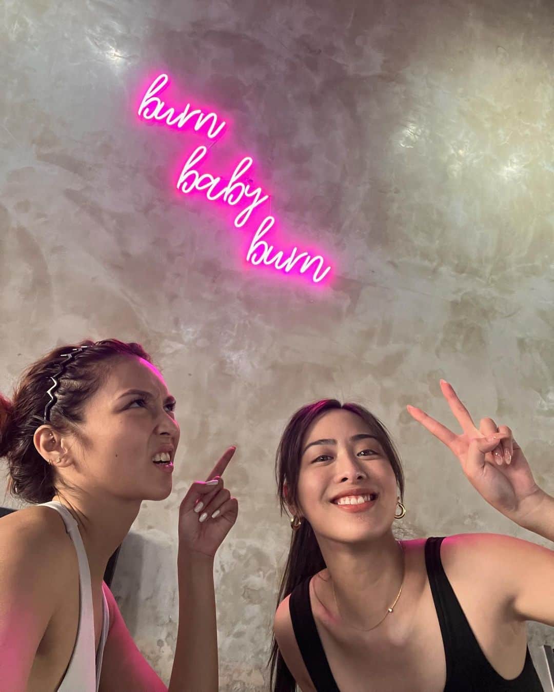 Kathryn Bernardoさんのインスタグラム写真 - (Kathryn BernardoInstagram)「Spent our last few days in Bali to celebrate @arisse's birthday! Bitin, but so glad we got to do this together. 😎  30 definitely looks good on you! (But maybe cut back on the afternoon naps and try not to yawn after every meal. Hahaha!) We love you, dsnts! 🥹」8月5日 23時12分 - bernardokath