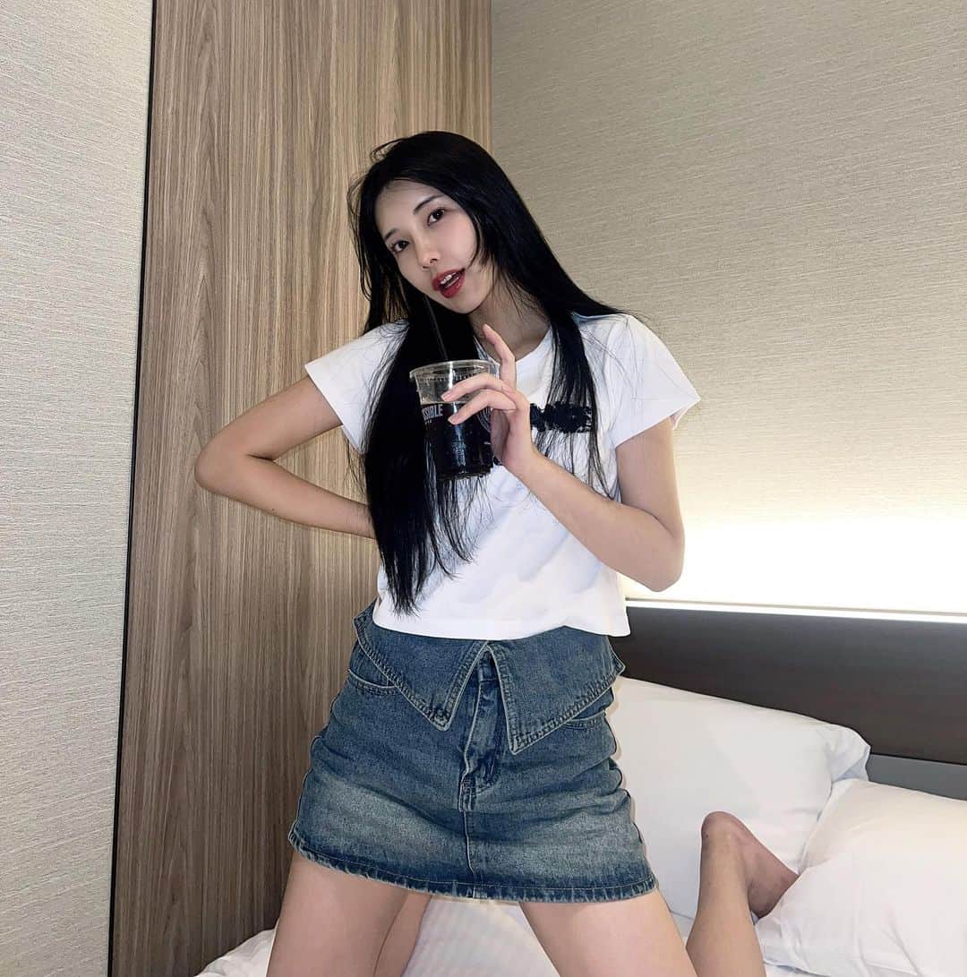 えみ姉のインスタグラム：「ㅤ ㅤ 大阪なう🐙♡♡(すっぴんなう) かりんとお好み焼き食べてお腹いっぱい〜〜〜 ㅤ 明日関コレたのしみ！みてねん 前回から6〜7キロくらい体重落としてる🥹 ㅤ ㅤ」