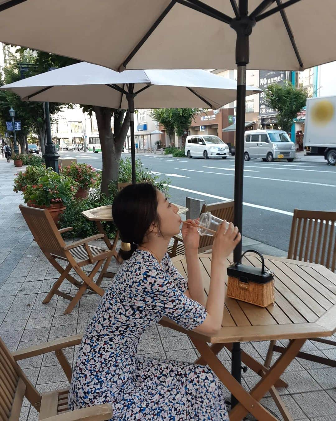 黒坂真美のインスタグラム：「I'm melting...🌞  あぢー。  クーラーさんありがとう🧡  外との激しい温度差で 自律神経が乱れるので 扇風機の方が好きでしたが..  あかん！ これは、生命の危機や！ 自律神経とか言ってる場合じゃない！ クーラー使お 上手く使ってこ🧡 みなさまもお体気を付けて元気でいてね。  ２枚目の写真 暑くて若干キレてるもんね笑  #黒坂真美 #kurosakamami #meltinghot #summer #japan #🌞 #🇯🇵」