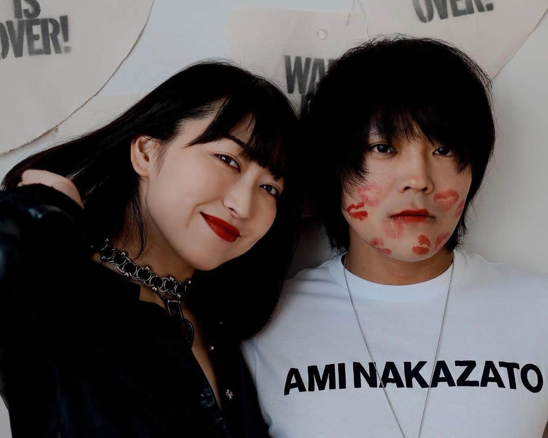 中里亜美のインスタグラム：「沢山の方にお祝いしてもらえて本当に嬉しいです。 ありがとうございます🥹💖 しかし昨日は開運日が重なった今年屈指の最強の日だとは知らずに…  一粒なんとか～とか私たちは全くそういうのに疎い。 図らずも入籍した私たちの強運さよ！！凄いよね？！笑  たしかに区役所に特設コーナーあったもんな🤣💨💨  なぜこの日を選んだかというと…→つづく  📸 @bambron_ch_ch_changes ❤️」