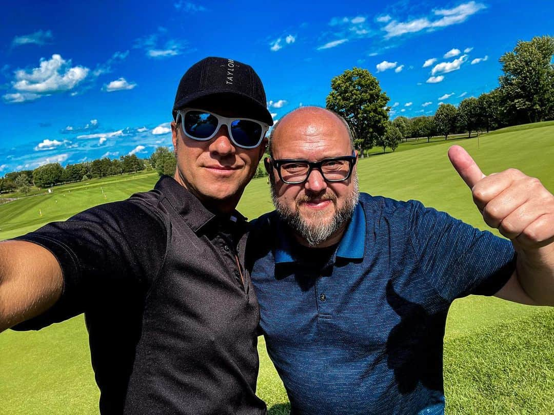 ブレイズ・プラントのインスタグラム：「Another #golf day in #ottawa at #rideauview private golf course.  Scored a 94!  Not bad!  Good to hang with my other big bro!」