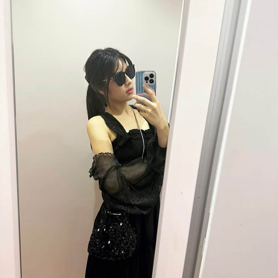 蒼木るいのインスタグラム：「🖤🖤全身SHEINコーデ🖤🖤  onepiece:SHEIN sunglasses:SHEIN bag:SHEIN Cardigan:SHEIN  #shein購入品 #shein #sheinコーデ #シーイン購入品 #シーイン #シーインコーデ #blackコーデ #プチプラコーデ」