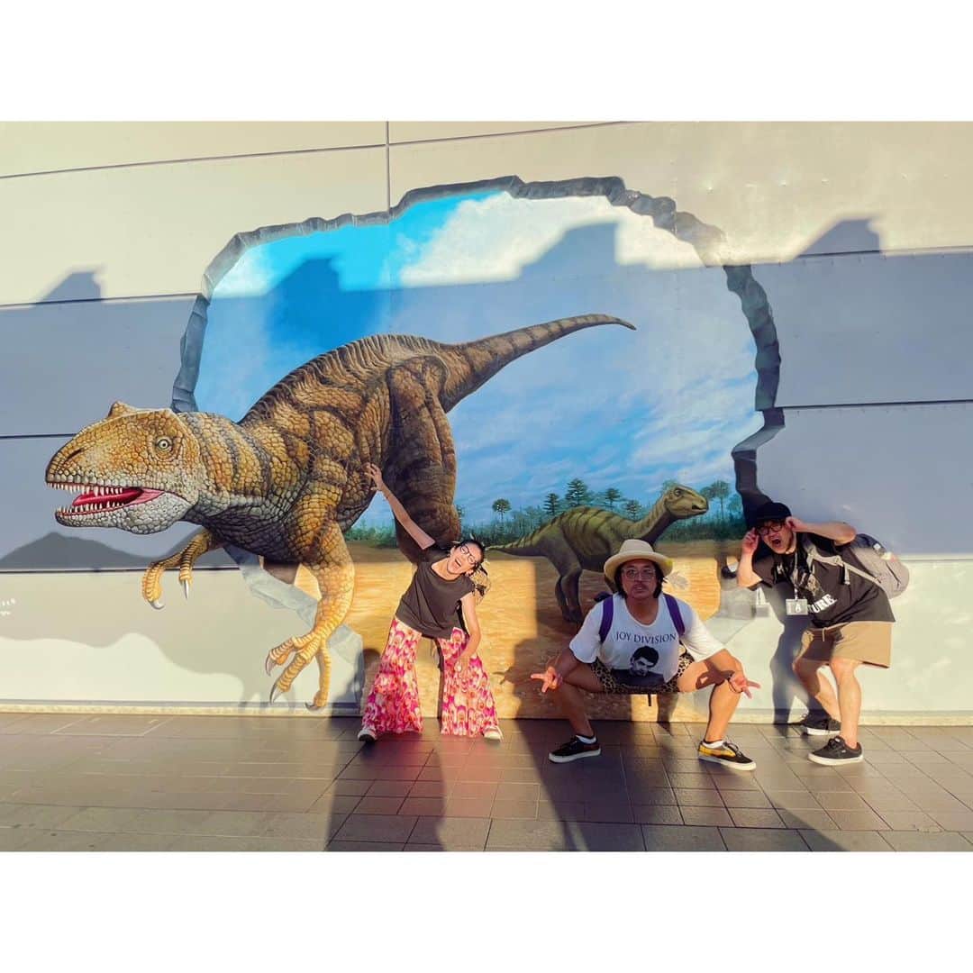木村カエラのインスタグラム：「福井の駅にて。 わちゃわちゃ恐竜さんと集合写真。 🦕」