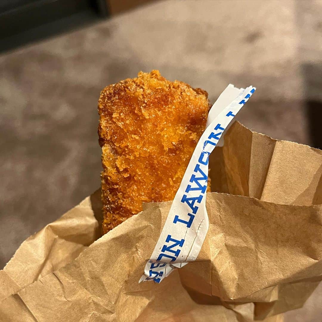藤原ヒロシのインスタグラム：「LAWSONのイカフライ大好き」