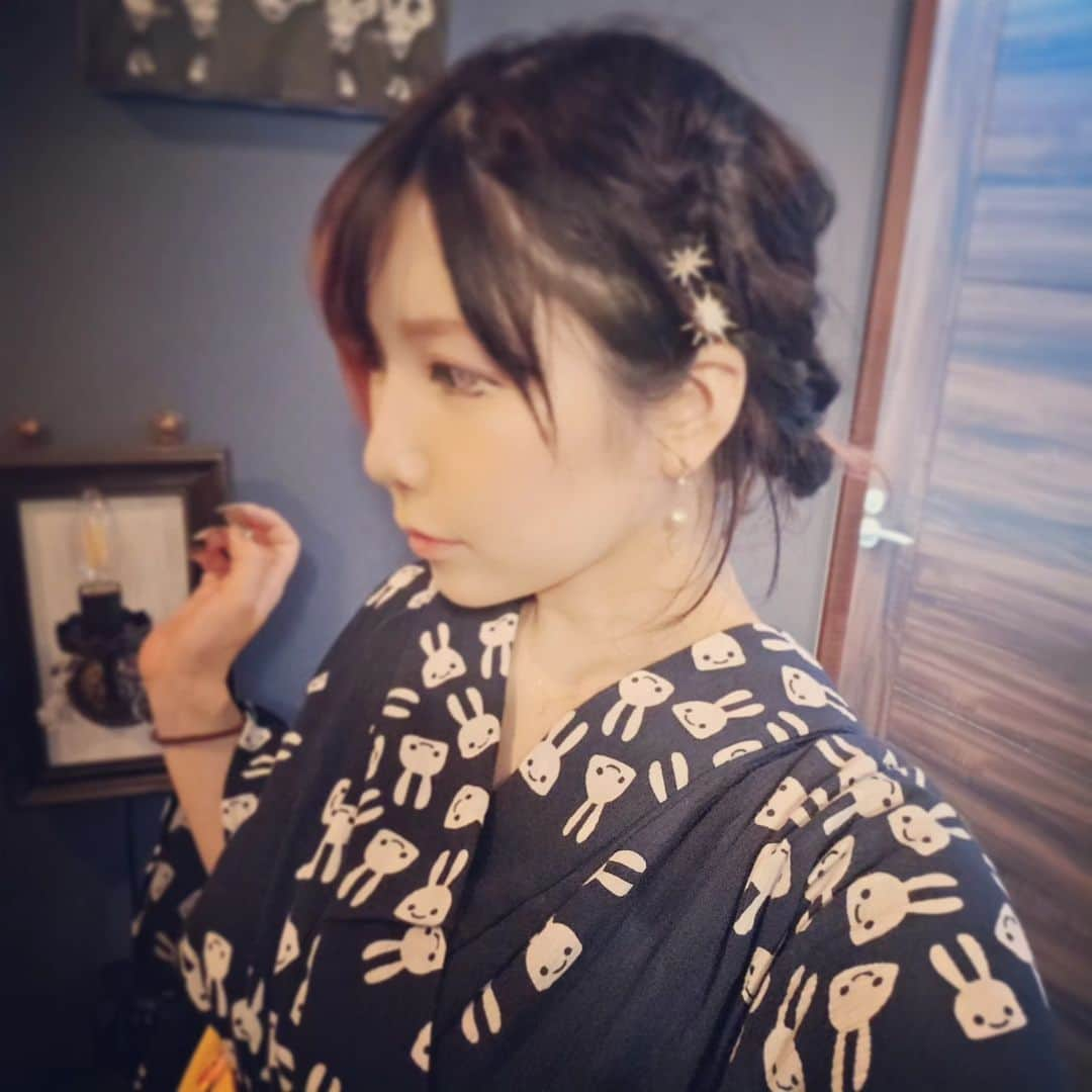 兎味ペロリナさんのインスタグラム写真 - (兎味ペロリナInstagram)「今年初ゆかた👘  数ヵ月前に淀川の花火見たこと無いから見てみたいって伴侶にぼそっと言ったらしれっと席のチケットをとっててくれて激ｱﾂ～👹  しかし愛知での収録終えてから花火の時間まで準備の時間がなさすぎて！🫠  収録後、いつもの仕事終えに来る体調不良の山を気合いで乗り気って大阪帰って家着いたら速攻ゆかたに着替えて髪の毛は超適当にセットして🥹(画像は花火終わったあとに撮ったからさらにぐちゃぐちゃw) お化粧も全然こだわってできずバッタバタ家出て移動して人混みかきわけて、打ち上げ3分前に席に着いた😵‍💫  こんなに間近で、すごく良い居場所で花火見たことなんて無かったからすごく感動、感激した…！！！  やっぱり花火っていいなぁ…  そんな気持ちに浸ってたら、花火終わって街灯着いたら目の前にでっかいバッタがいて逃げるように帰りもwwバッタバッタ帰る羽目にwwww  😀  #淀川花火　#花火　#花火大会　#ゆかた #浴衣 #cune」8月5日 23時34分 - perolina_usami