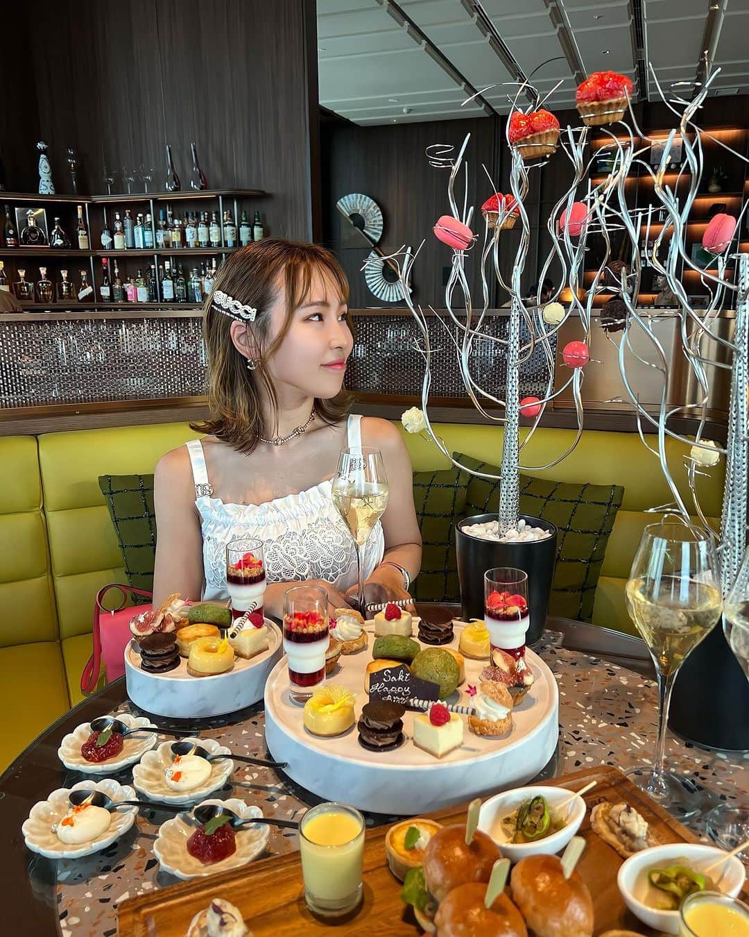 カリスマゆきちゃんのインスタグラム：「. 📍centara grand hotel osak 〜summer afternoon tea〜  7月1日に新しくオープンしたホテル🏨  今まで数々のアフタヌーンティーを見てきたけど、5本の指に入るくらい可愛すぎたよ🫶 味も美味しくて珍しくほぼ完食😋  大阪へ行った際は是非🎵  可愛いアフタヌーンティーで さきちゃんのお誕生日もお祝い🥰  私からはCartierのペンとノートカバーを🖊️ お誕生日おめでとう🎉✨  @centaragrand_osaka  _________________________ #centaragrandhotelosaka #centaragrandosaka #afternoontea #アフタヌーンティー #大阪グルメ #大阪アフタヌーンティー #映えスイーツ」
